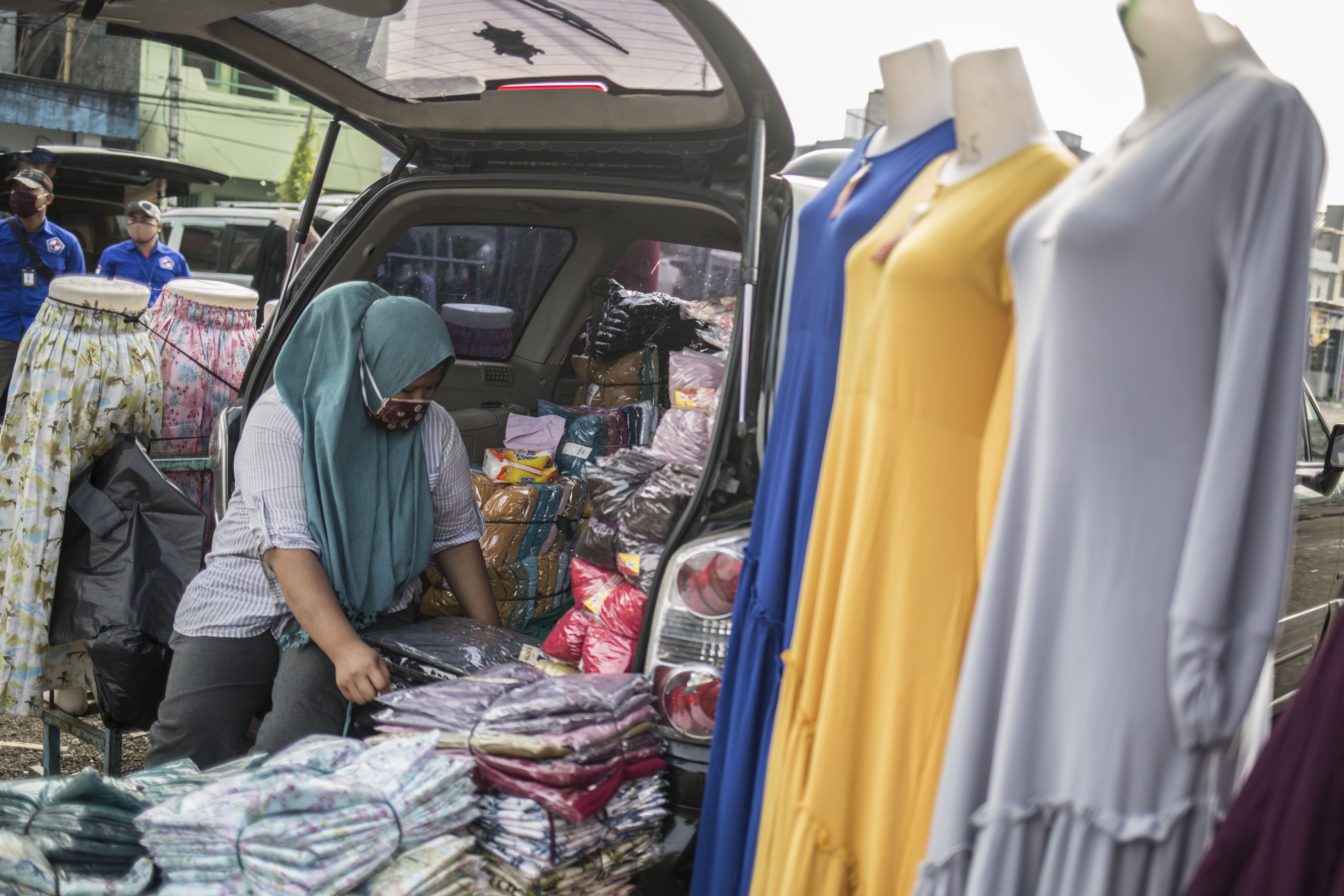 Pedagang pakaian membereskan dagangannya di Pasar Tasik, Cideng, Jakarta, Kamis (11/6/2020). Sempat ditutup sejak April lalu, kini Pasar Tasik kembali buka pada masa transisi Pembasatan Sosial Bersekala Besar (PSBB) dengan menerapkan protokol kesehatan serta pembatasan jumlah pengunjung.
