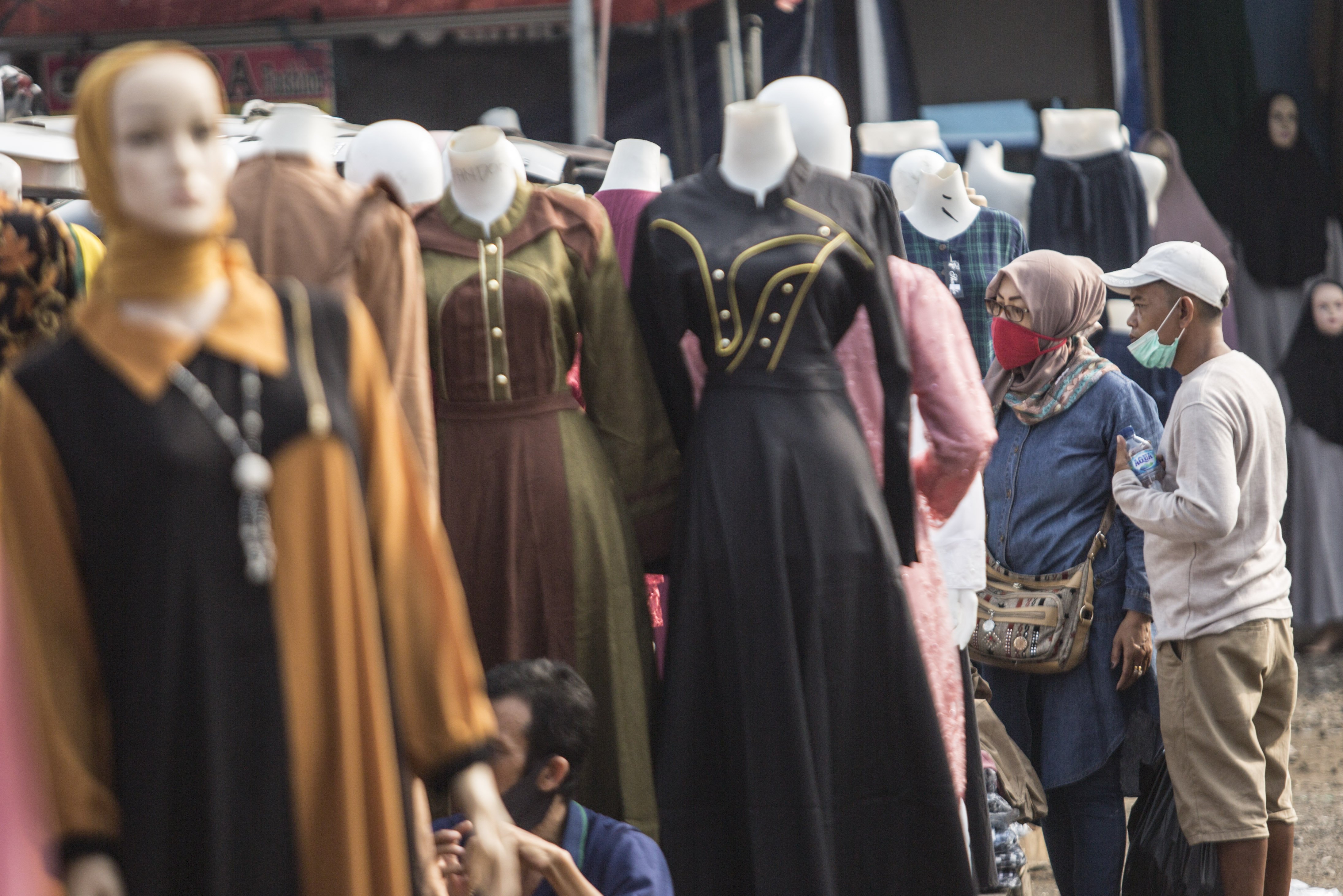 Pembeli memilih pakaian di Pasar Tasik, Cideng, Jakarta, Kamis (11/6/2020). Sempat ditutup sejak April lalu, kini Pasar Tasik kembali buka pada masa transisi Pembasatan Sosial Bersekala Besar (PSBB) dengan menerapkan protokol kesehatan serta pembatasan jumlah pengunjung.