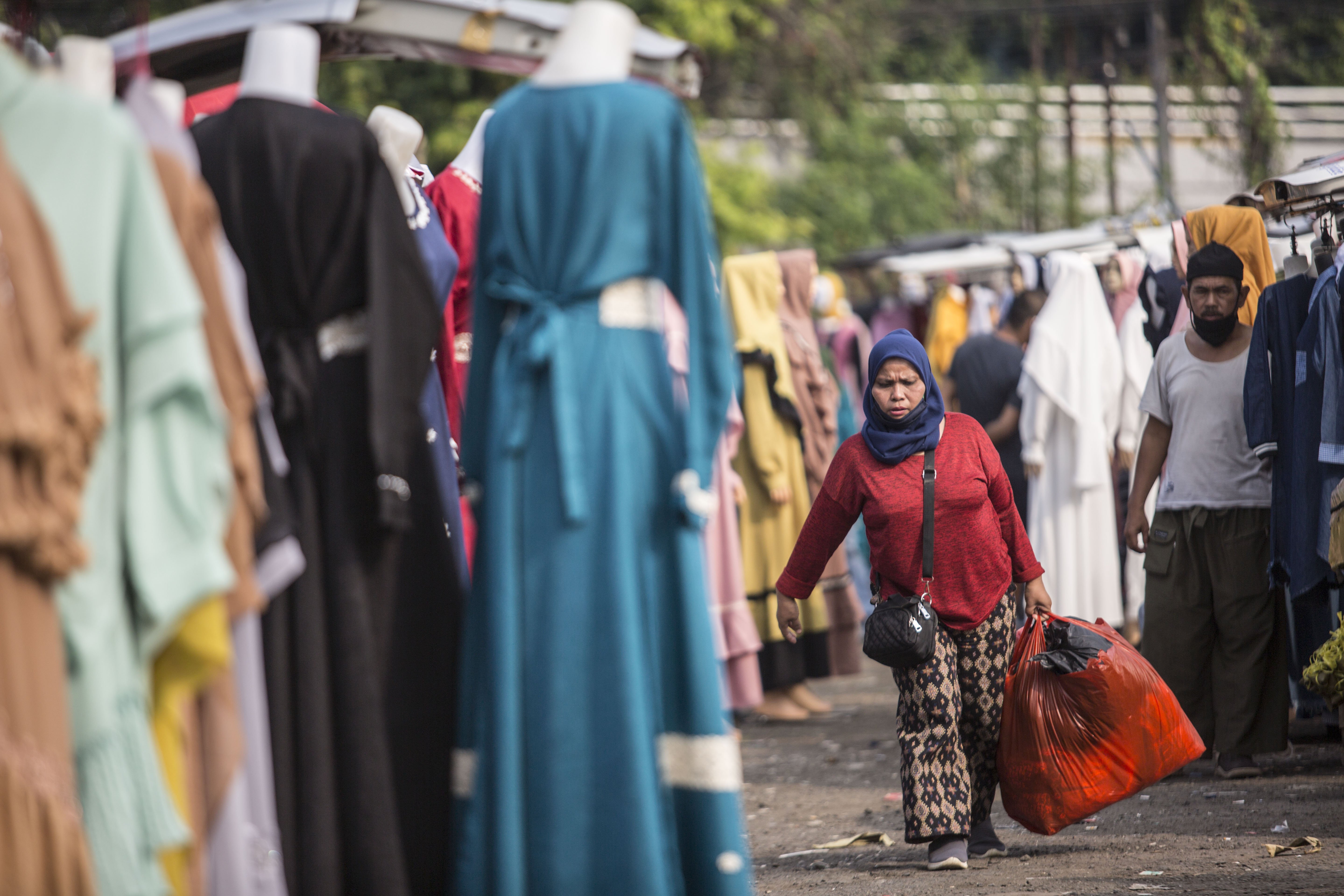 Warga saat berbelanja pakaian di Pasar Tasik, Cideng, Jakarta, Kamis (11/6/2020). Sempat ditutup sejak April lalu, kini Pasar Tasik kembali buka pada masa transisi Pembasatan Sosial Bersekala Besar (PSBB) dengan menerapkan protokol kesehatan serta pembatasan jumlah pengunjung.