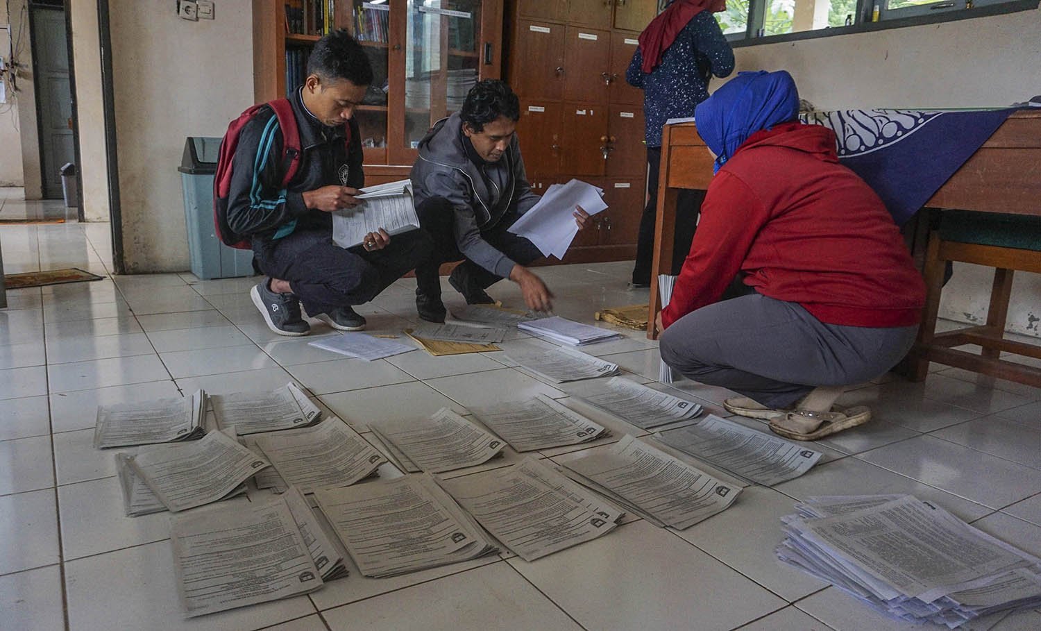 Sejumlah guru menata lembar tugas soal siswa di SMP Negeri 4 Bawang, Kabupaten Batang, Jawa Tengah.