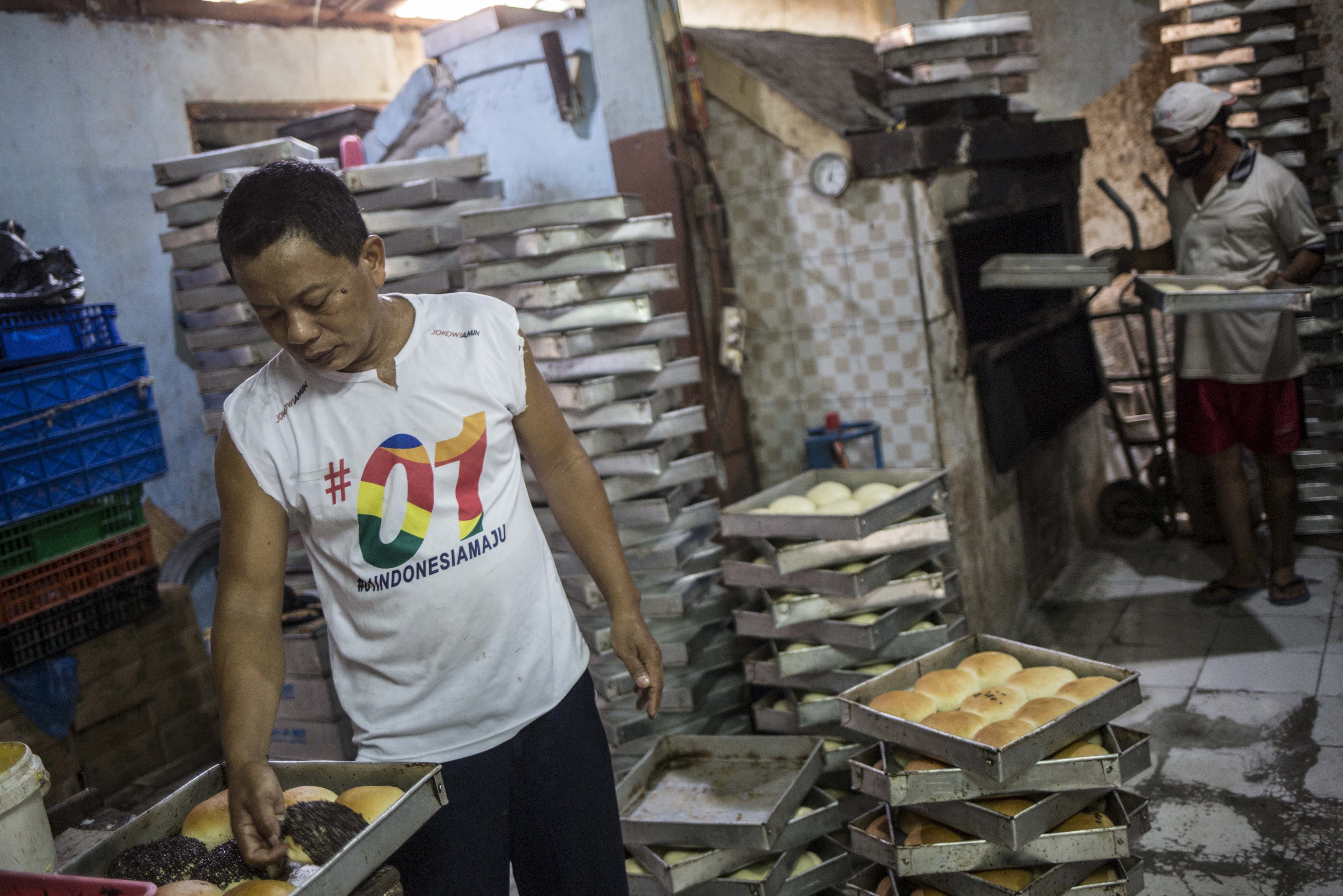 Pekerja menyelesaikan pembuatan roti skala rumahan di kawasan Bendungan Hilir, Jakarta, Rabu (1/7/2020). Menurut pekerja sebelum pandemi Covid-19 mereka mampu membuat hingga 4.000-5.000 roti per hari, namun saat ini pembuatan hanya 1.000 roti per hari karena masih banyaknya warga yang beraktivitas dirumah dan mengakibatkan penurunan omset.