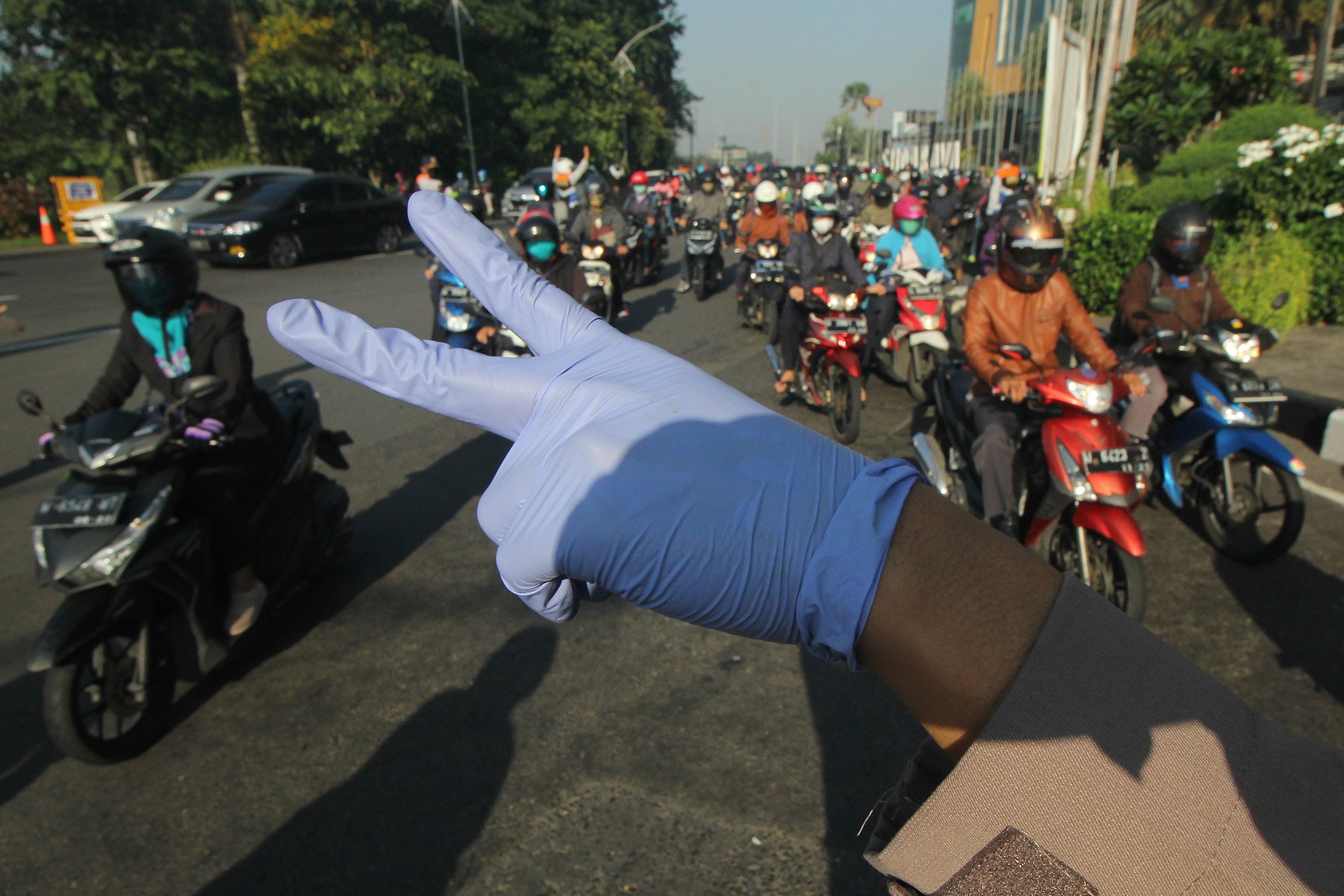 Petugas gabungan melakukan penyekatan saat Pembatasan Sosial Berskala Besar (PSBB) Tahap III di Bundaran Waru, Surabaya, Jawa Timur.