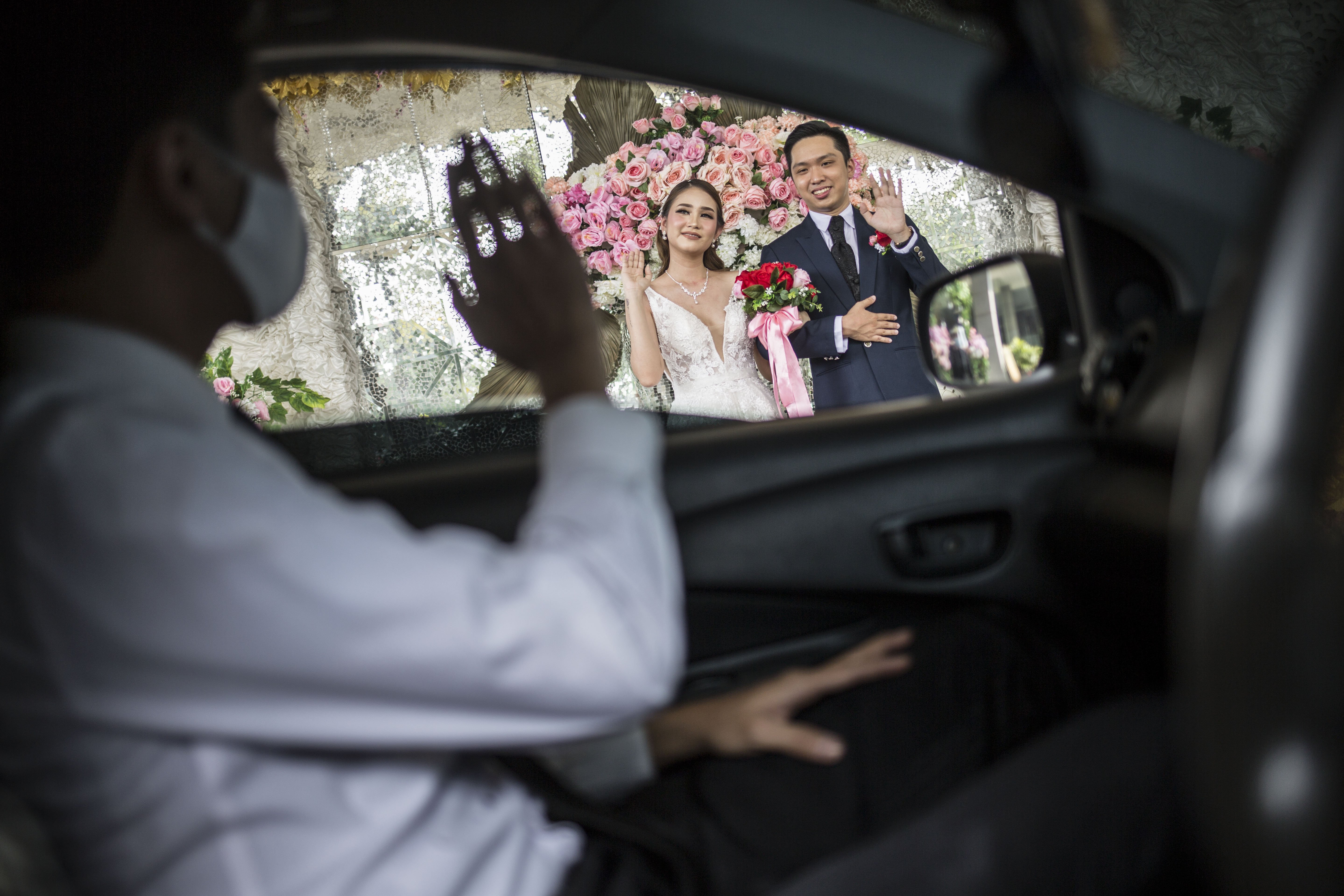 Pasangan pengantin melakukan resepsi pernikahan secara drive thru di Kawasan Tangerang.
