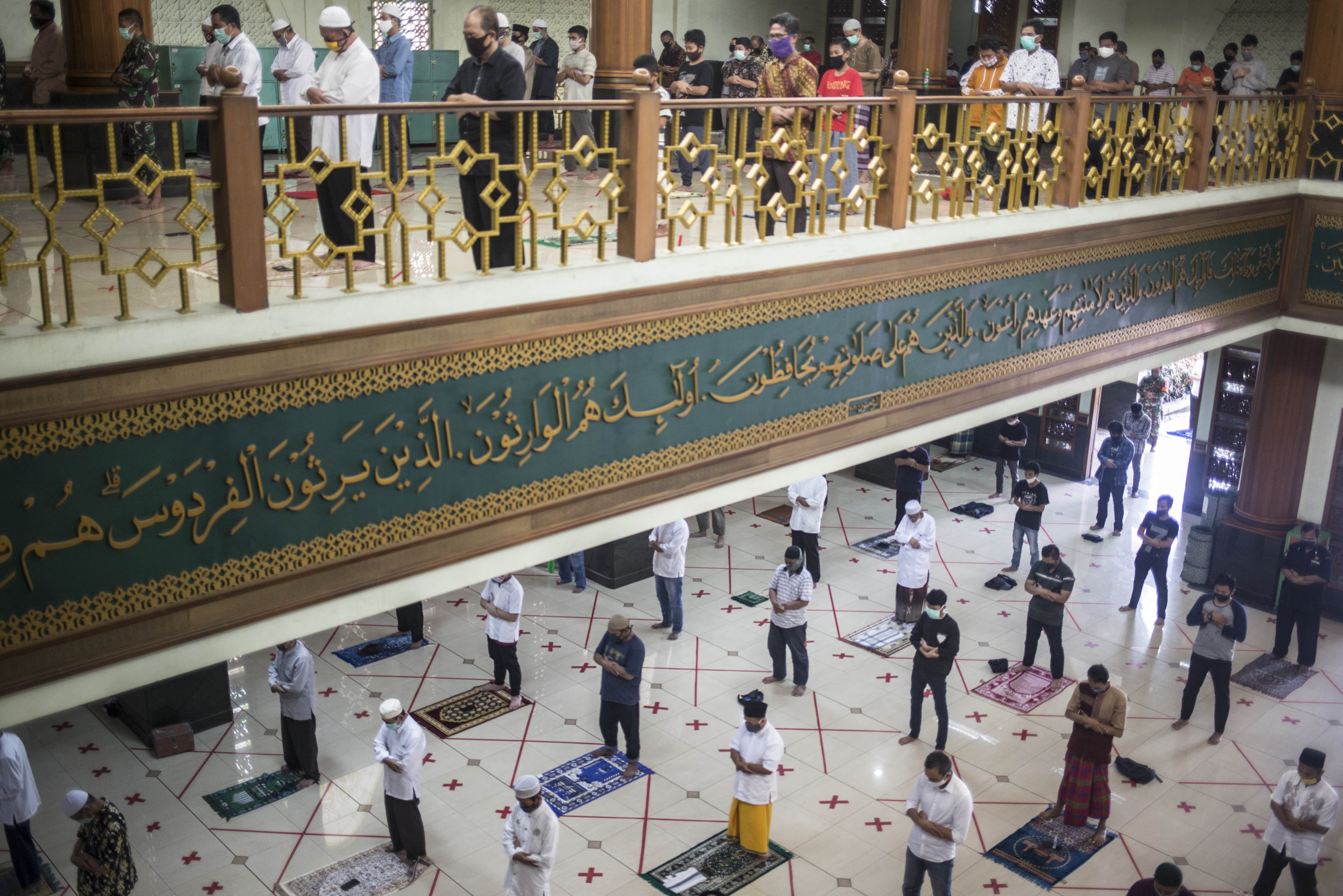 Jamaah menunaikan shalat Jumat di Masjid Agung Al-Barkah, Bekasi, Jawa Barat.