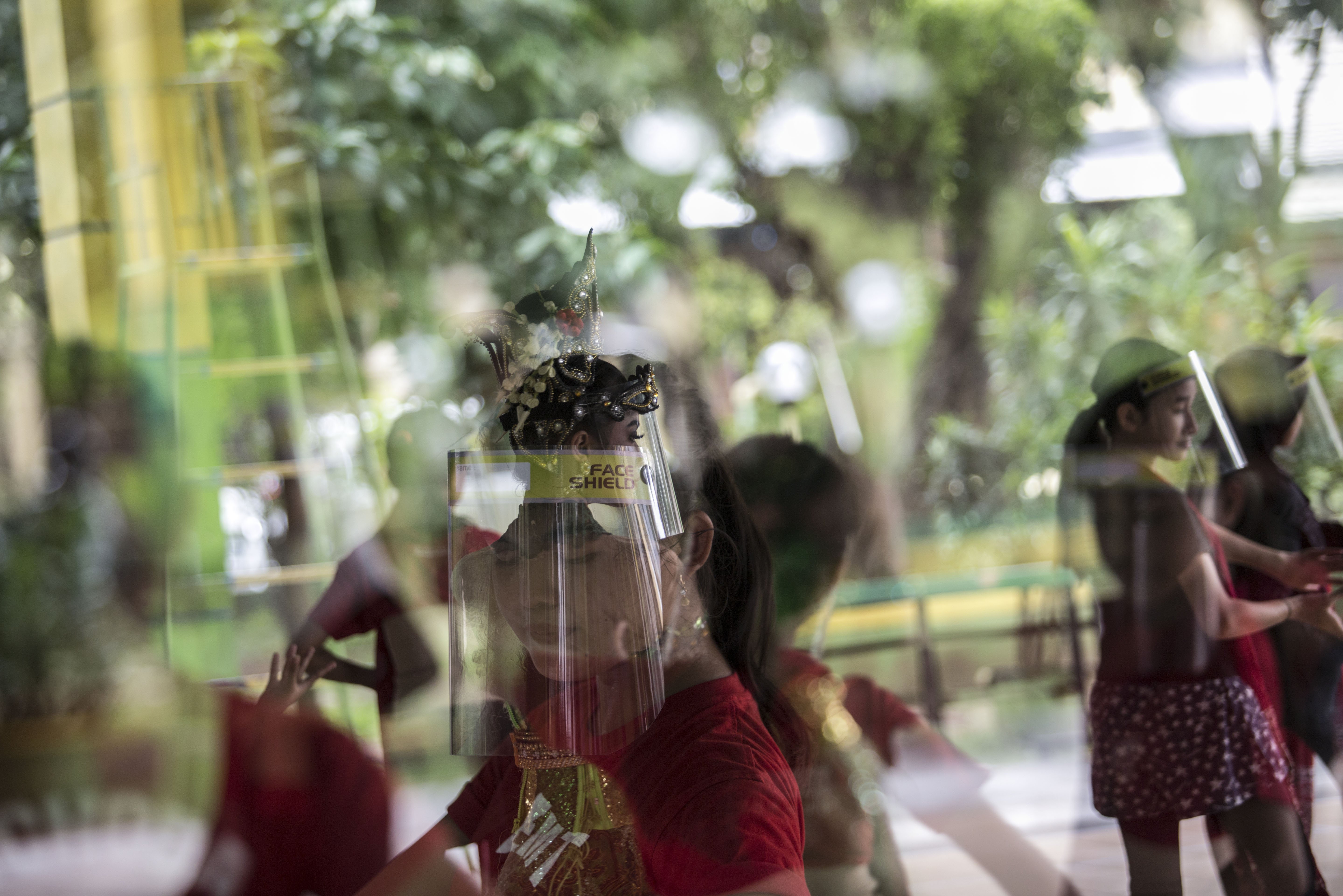Para penari tradisional melakukan latihan di Sanggar Eschoda, Kawasan Sukasari, Kota Tangerang. Sanggar tersebut menerapkan protokol kesehatan seperti menggunakan masker, menjaga jarak hingga pelindung wajah guna mencegah penyebaran Covid-19