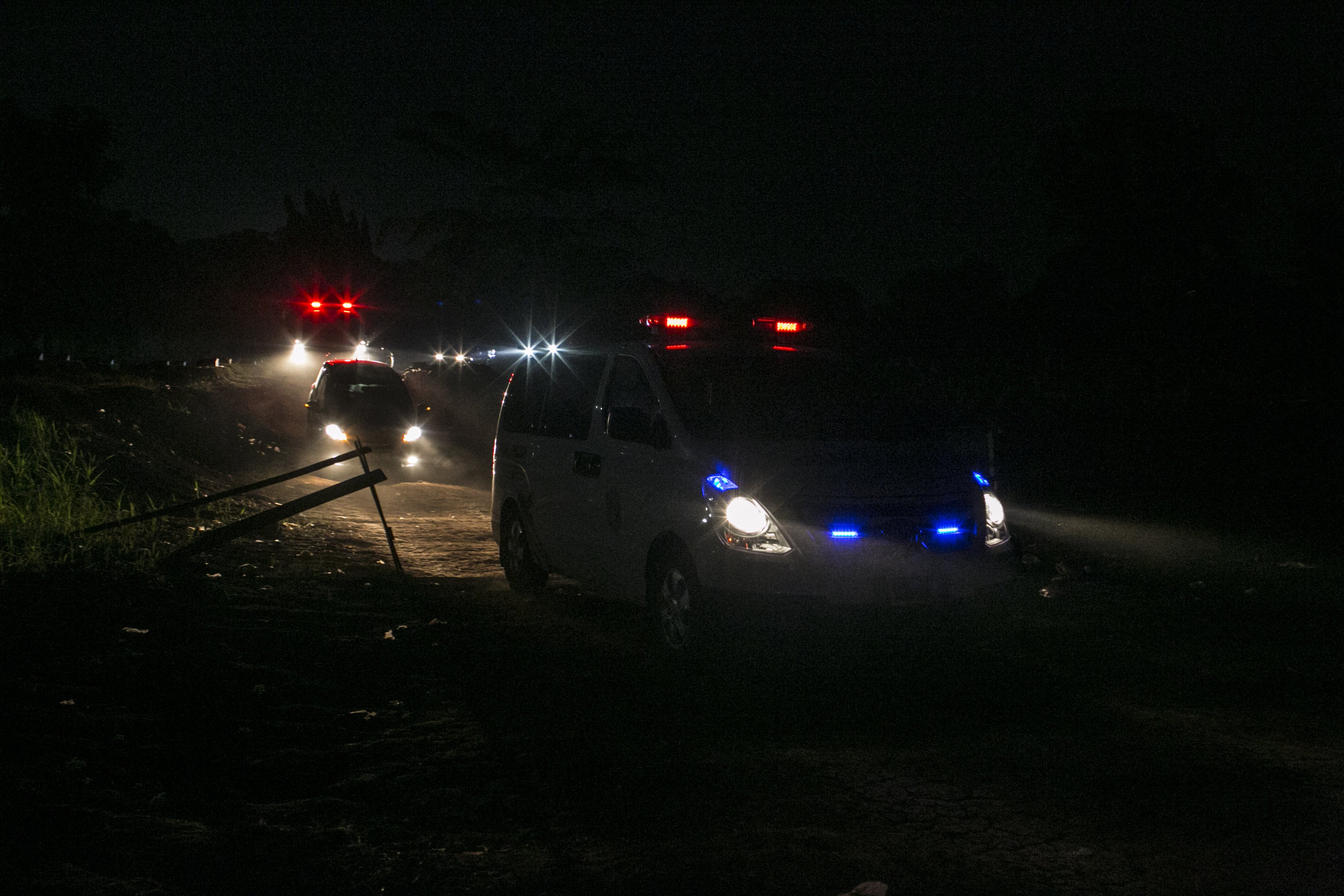 Ambulan memasuki TPU Pondok Rangun untuk mengantar jenazah covid-19, Kamis (16/7/2020)