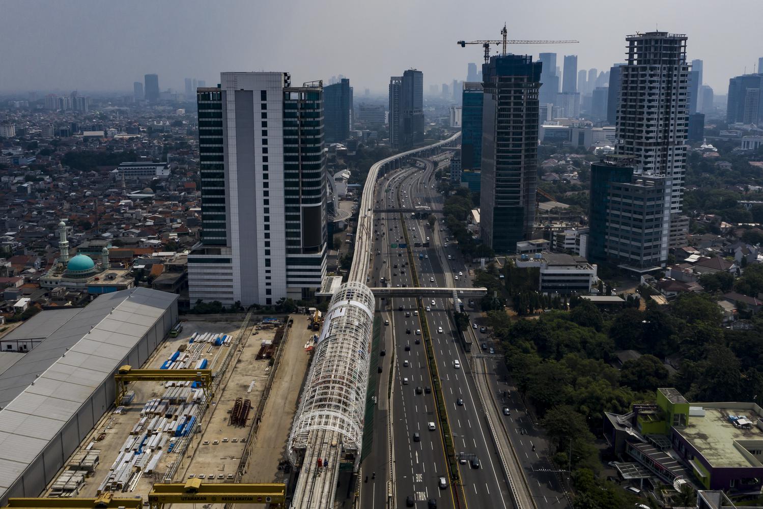 Foto udara pembangunan jalur LRT Jabodebek di kawasan Pancoran, Jakarta, Minggu (2/8/2020). Perkembangan pembangunan jalur kereta api ringan atau LRT Jabodebek Lintas Pelayanan II, Cawang-Kuningan-Dukuh atas kini telah mencapai 65,9 persen, sedangkan pelayanan Cawang-Cibubur sudah sampai 87,34 persen. Seluruh lintasan itu ditarget rampung semua pembangunannya pada 2021.