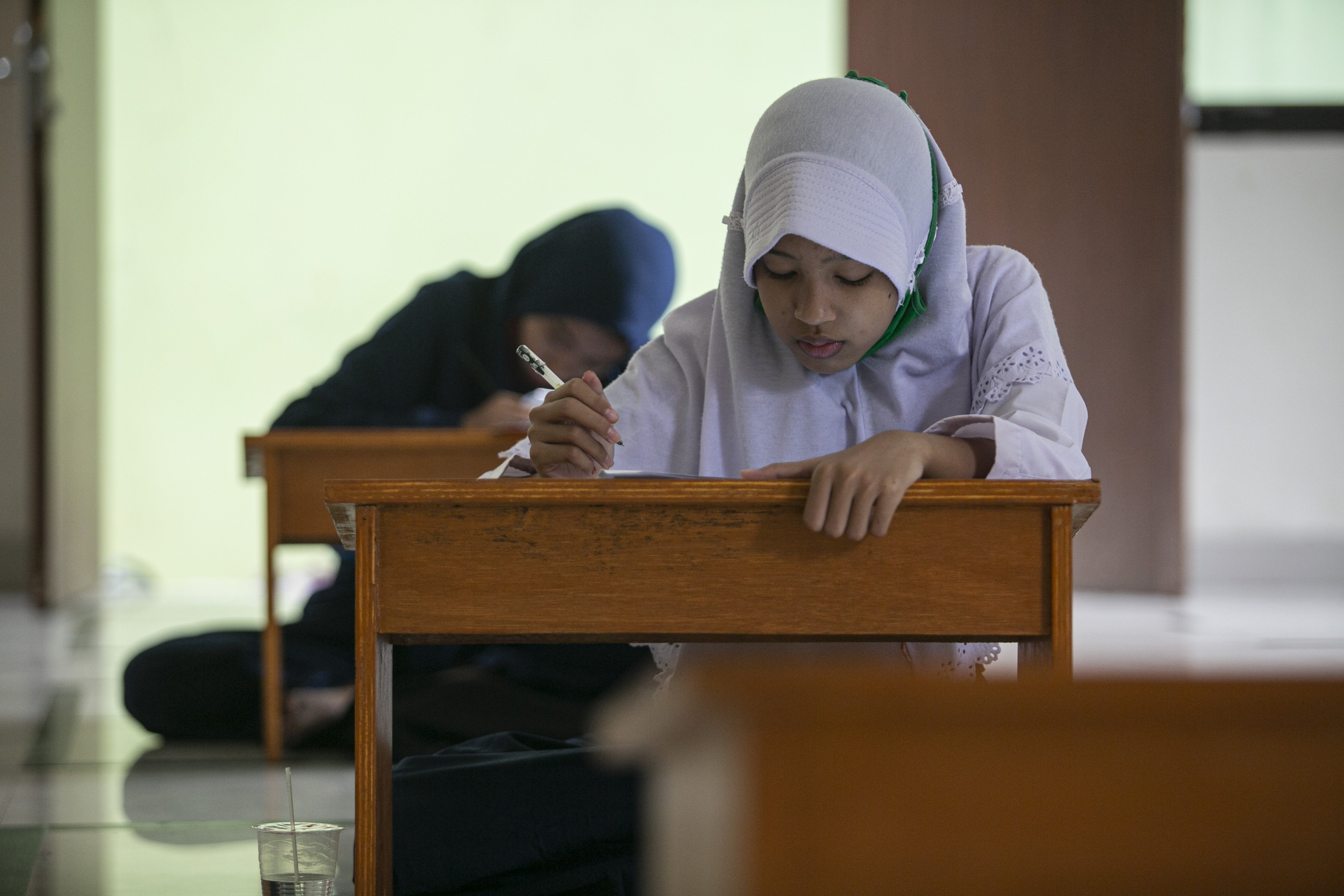Sejumlah siswa mengikuti belajar secara daring di Kelurahan Jatirahayu, Bekasi, Jawa Barat, Selasa (4/8/2020). Kelurahan tersebut menyediakan fasilitas WiFi untuk siswa-siswi sekolah yang terkendala sistem belajar secara daring.