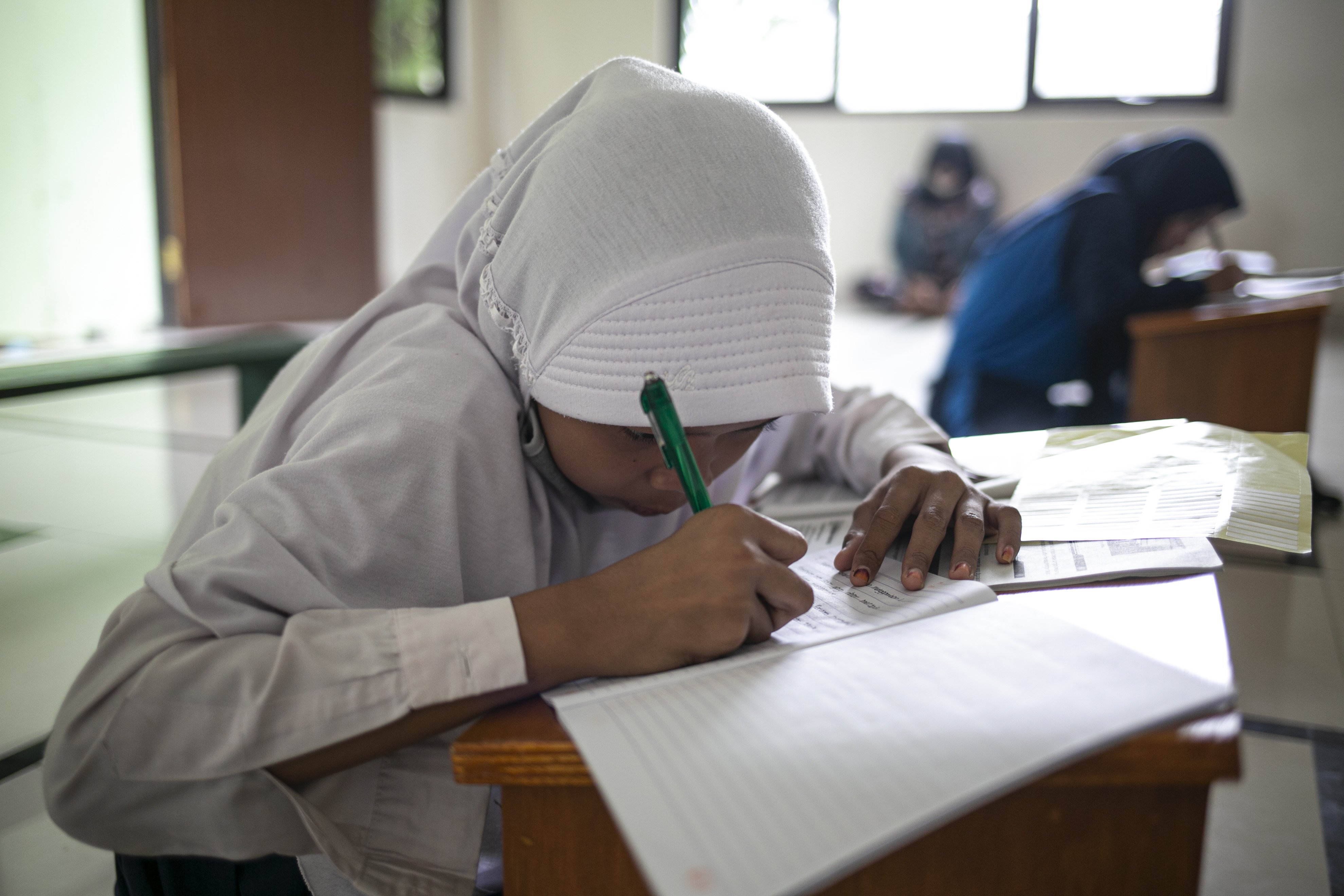 Sejumlah siswa mengikuti belajar secara daring di Kelurahan Jatirahayu, Bekasi, Jawa Barat, Selasa (4/8/2020). Kelurahan tersebut menyediakan fasilitas WiFi untuk siswa-siswi sekolah yang terkendala sistem belajar secara daring.