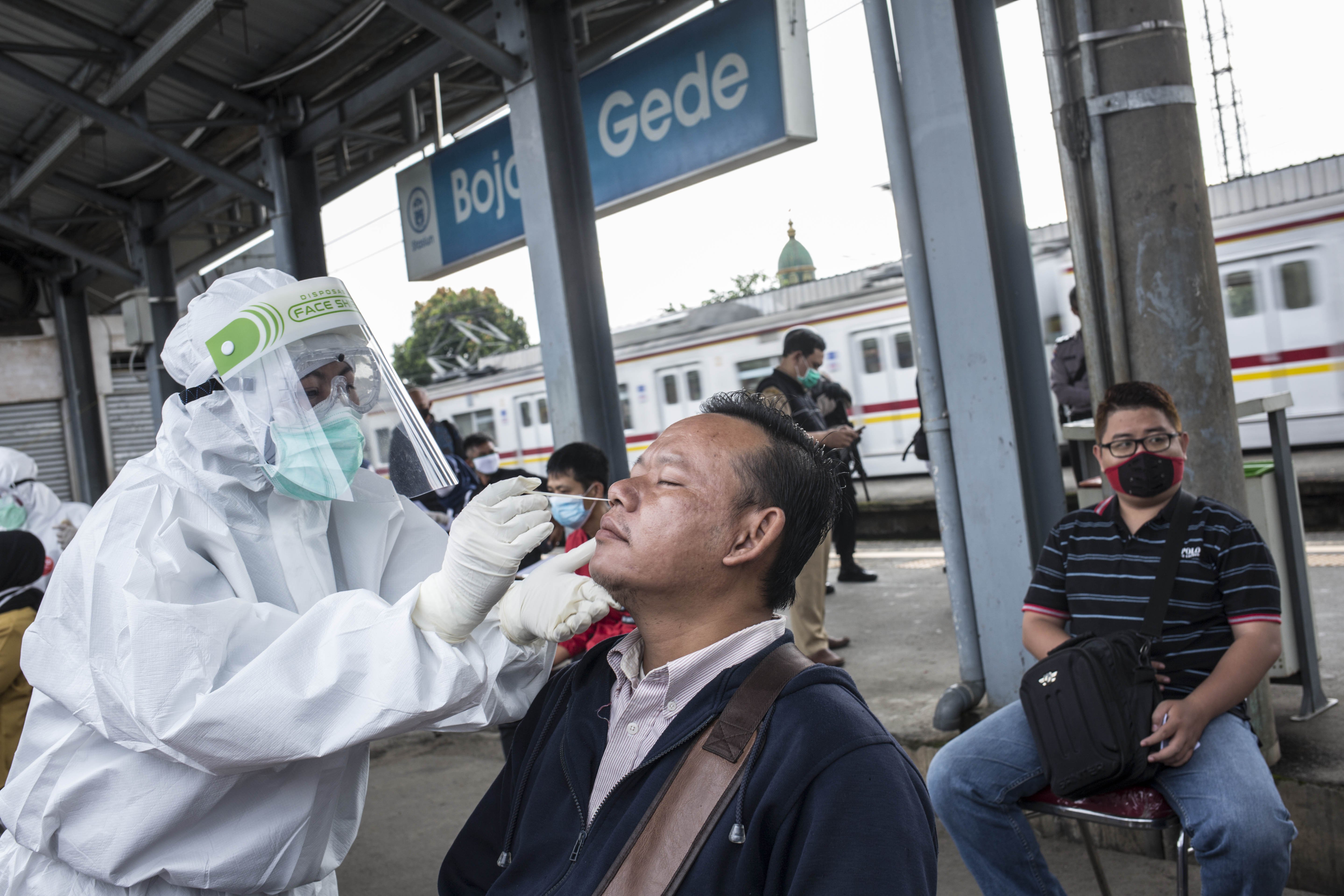 Petugas medis melakukan tes Swab COVID-19 kepada penumpang KRL Commuter Line di Stasiun Bojong Gede, Bogor, Jawa Barat, Senin (11/5). Tes swab tersebut dilakukan kepada 200 calon penumpang KRL secara acak sebagai salah satu langkah untuk mendeteksi dan mencegah penyebaran virus COVID-19 di transportasi umum.