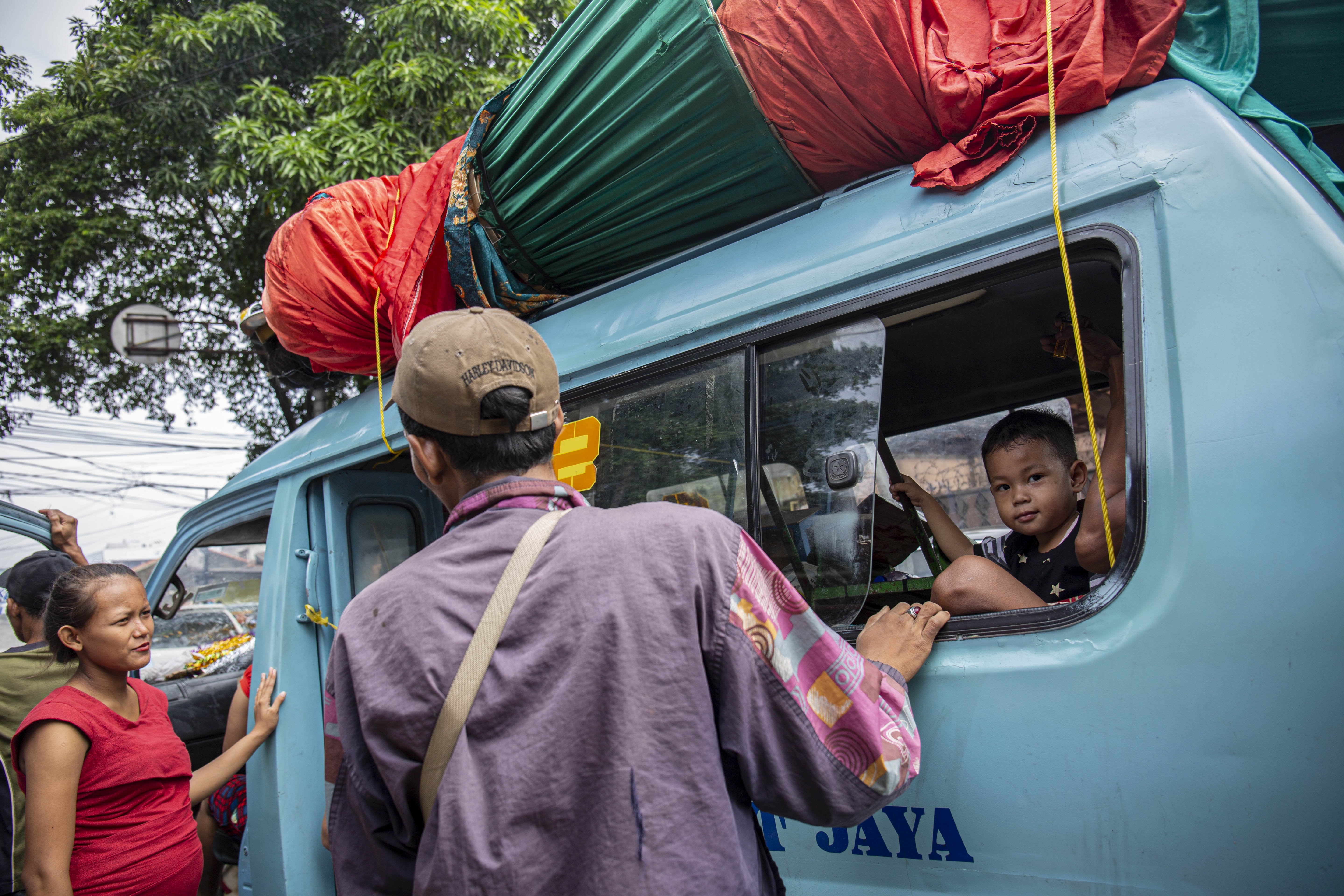 Para pegiat seni jalanan bersiap berangkat untuk malakukan pertunjukan di Jalan Kembang Pacar, Kramat Pulo, Senen, Jakarta , Rabu (12/8/2020).