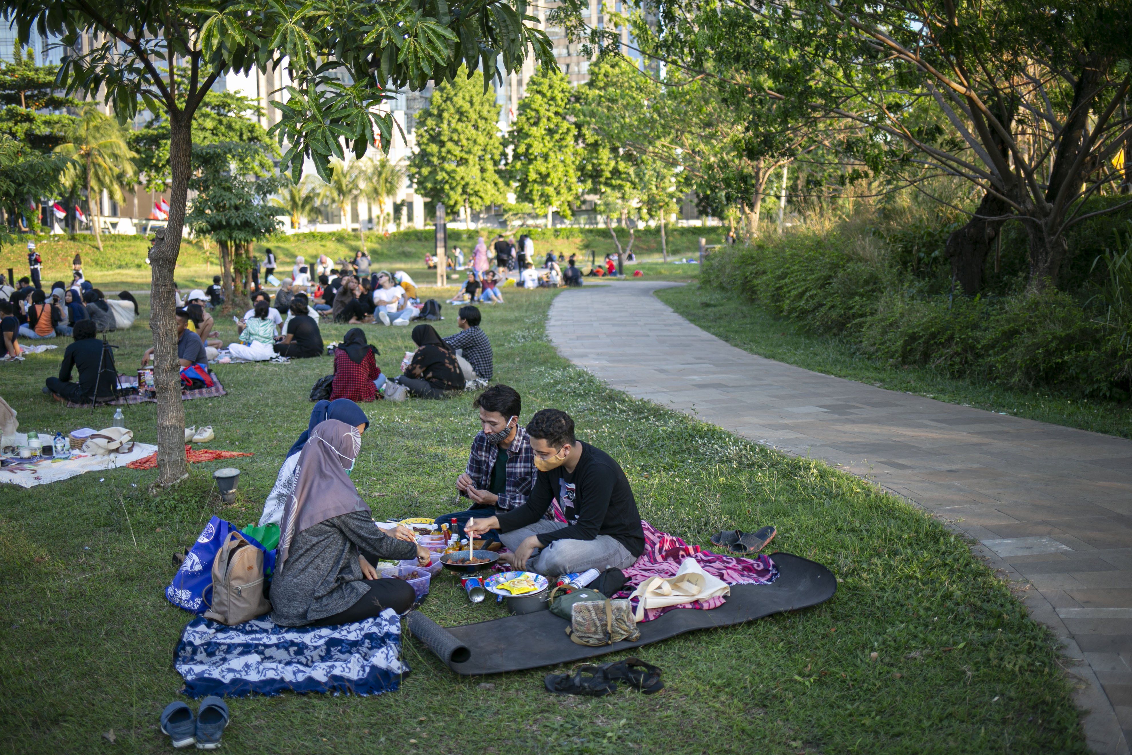 Warga beraktivitas di Hutan Kota Gelora Bung Karno (GBK), Senayan, Jakarta, Sabtu (22/08/2020). Pengunjung memanfaatkan pemandangan dan suasana Hutan Kota GBK untuk menghabiskan libur akhir pekan di tengah pandemi Covid-19.