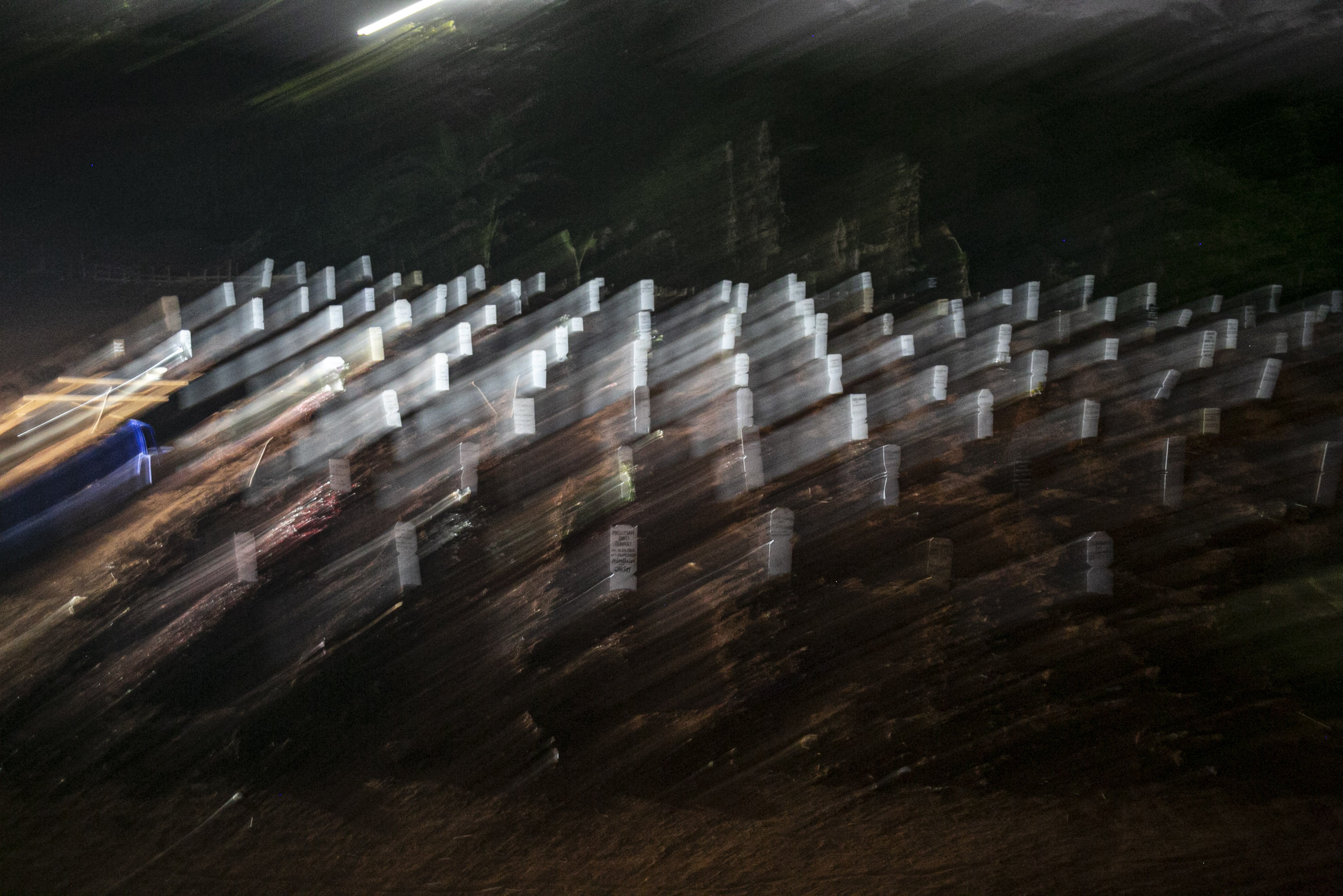 Kapasitas liang lahat untuk jenazah dengan protokol Covid-19 di TPU Pondok Ranggon, Jakarta Timur hampir penuh. Pemakaman jenazah Covid-19 itu diperkirakan penuh pada Oktober 2020.Komandan Regu PJLP TPU Pondok Ranggon, Nadi menyatakan, pihaknya telah menyiapkan 1.100 lubang pemakaman untuk jenazah Covid-19 sejak akhir Agustus 2020.