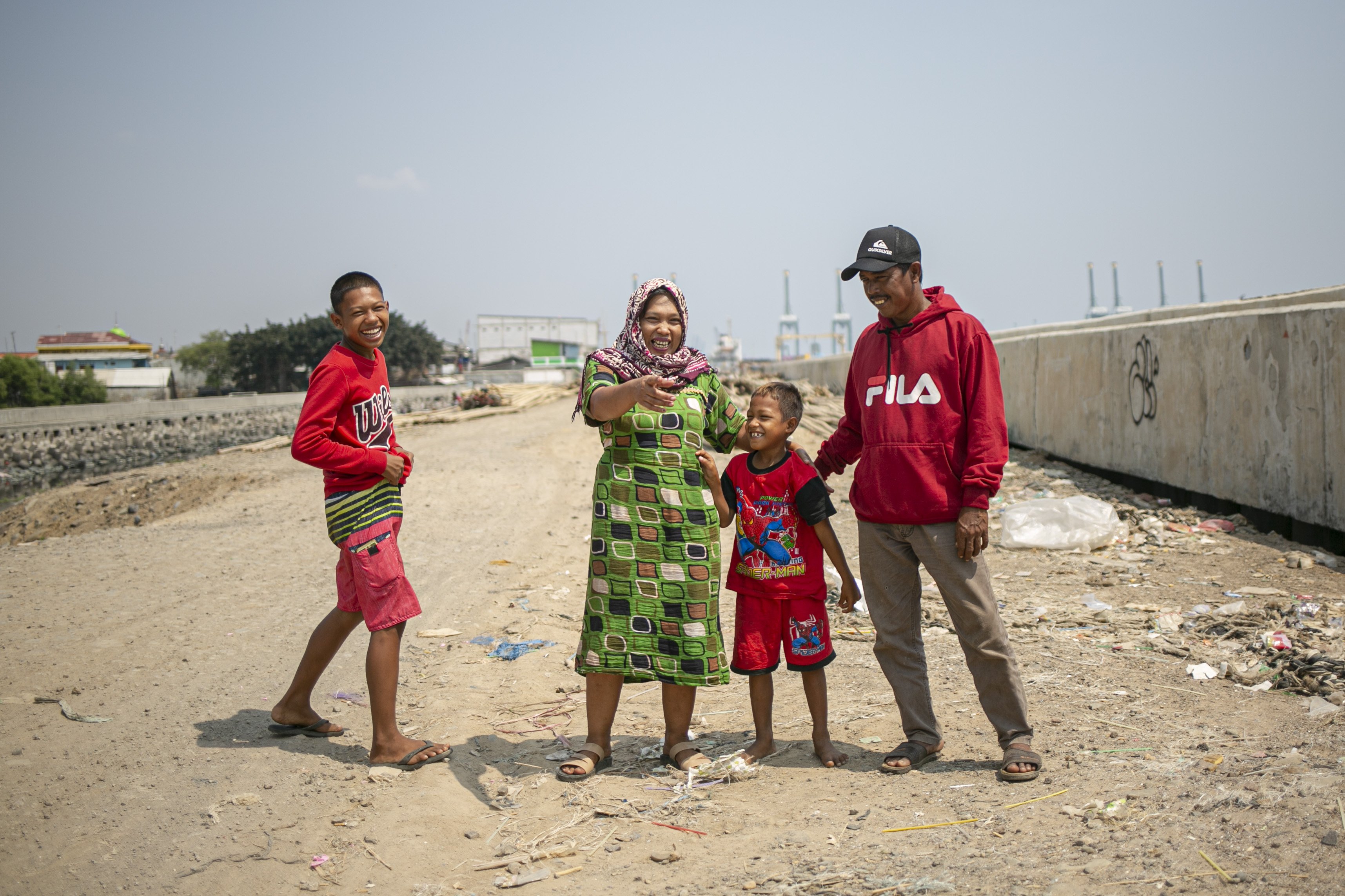 Potret keluarga Wadi (48), seorang nelayan yang tinggal di Kampung Nelayan, Jakarta Utara, Minggu (9/8/2020).