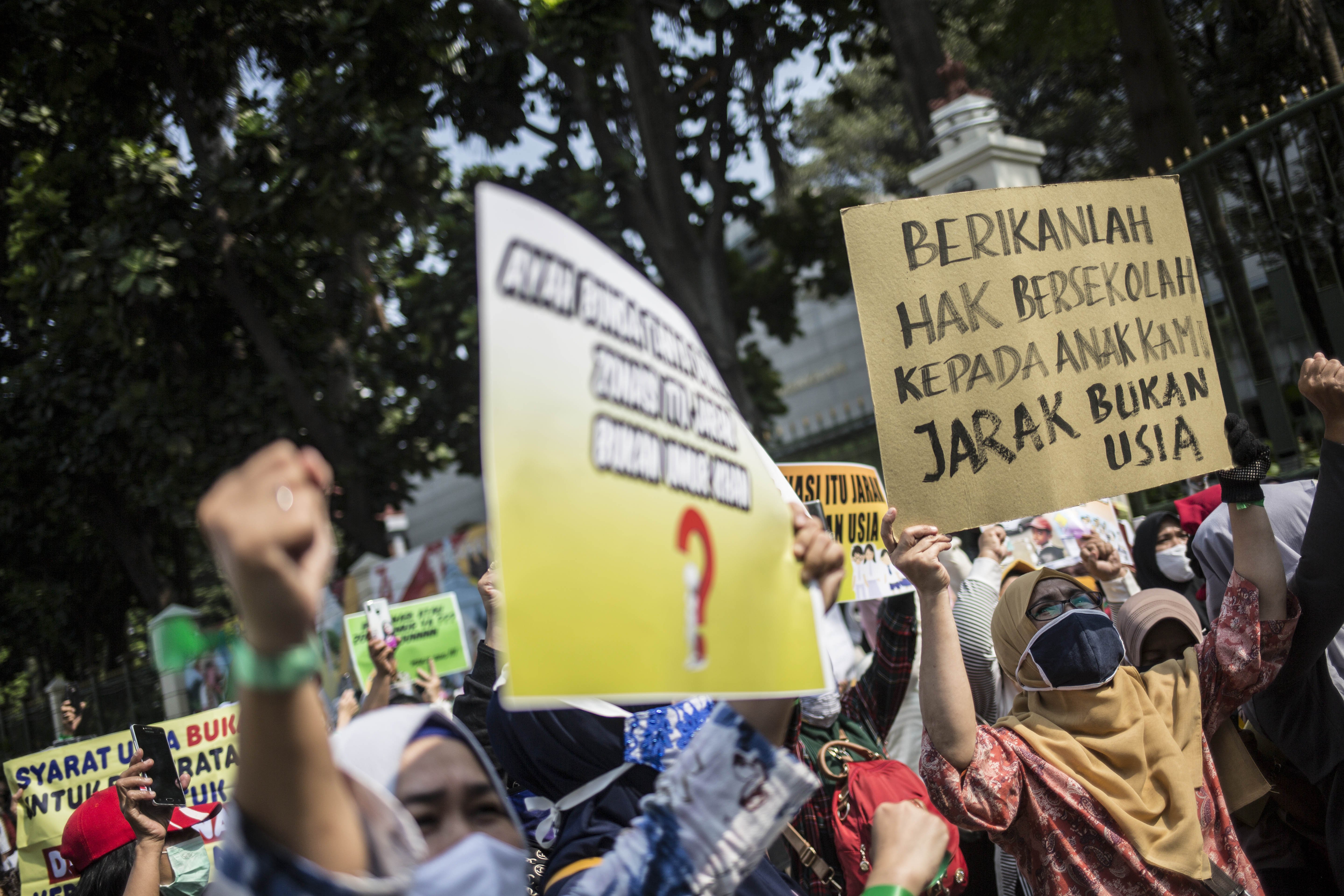 Sejumlah orang tua muri berunjuk rasa di Depan kantor Kemendikbud, Jakarta Pusat, Senin (29/6/2020). Tunjuk rasa yang diikuti ratusan orang tua muridé tersebut menuntut penghapusan syarat usia dalam Penerimaan Peserta Didik Baru (PPDB) DKI Jakarta.