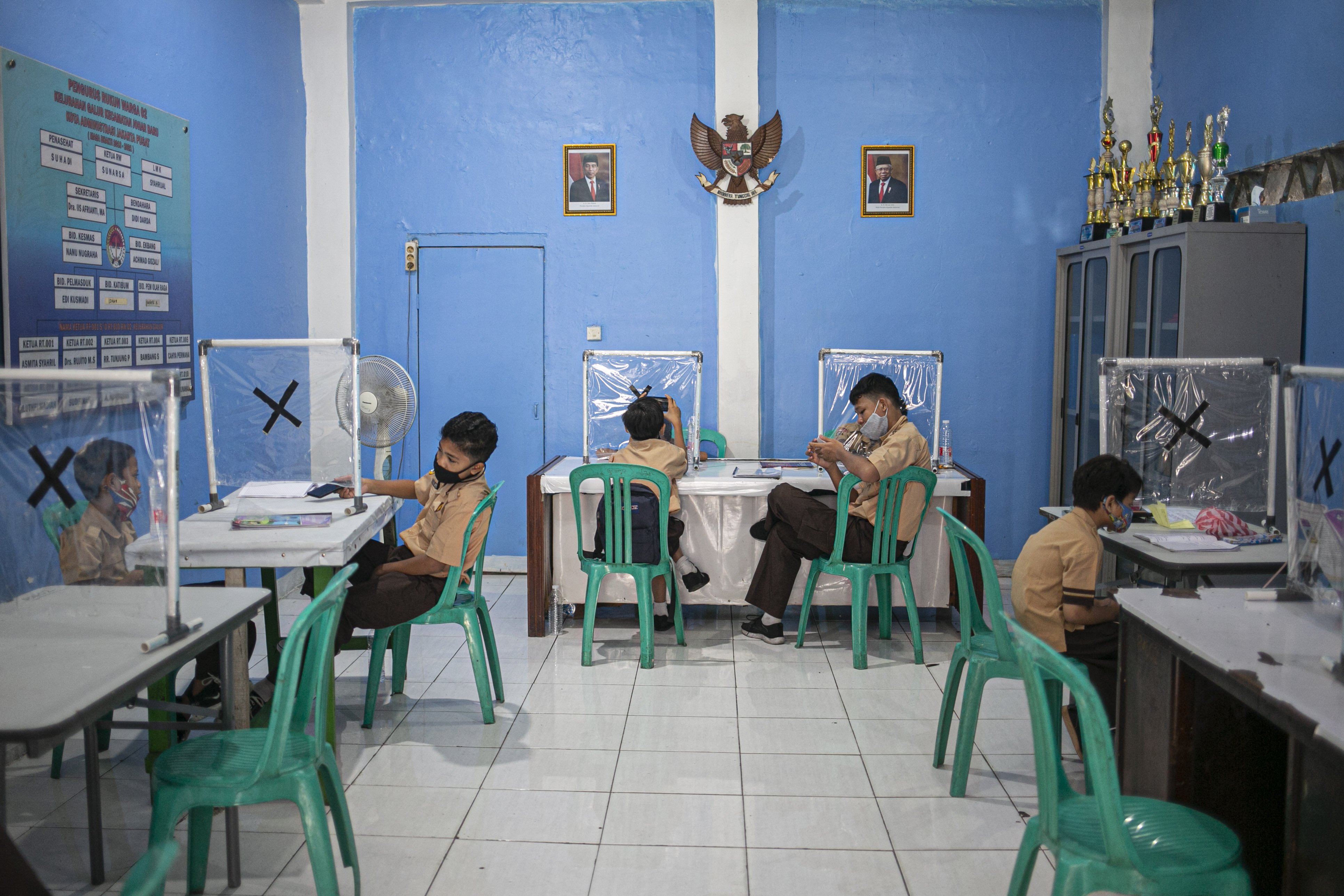 Sejumlah Pelajar dari berbagai tingkat sekolah mengikuti proses Pembelajaran Langsung Jarak Jauh (PLJJ) dengan memanfaatkan internet gratis dari Pemprov DKI Jakarta di Kantor Sekretariat warga, Kelurahan Galur, Johar Baru Jakarta Pusat.