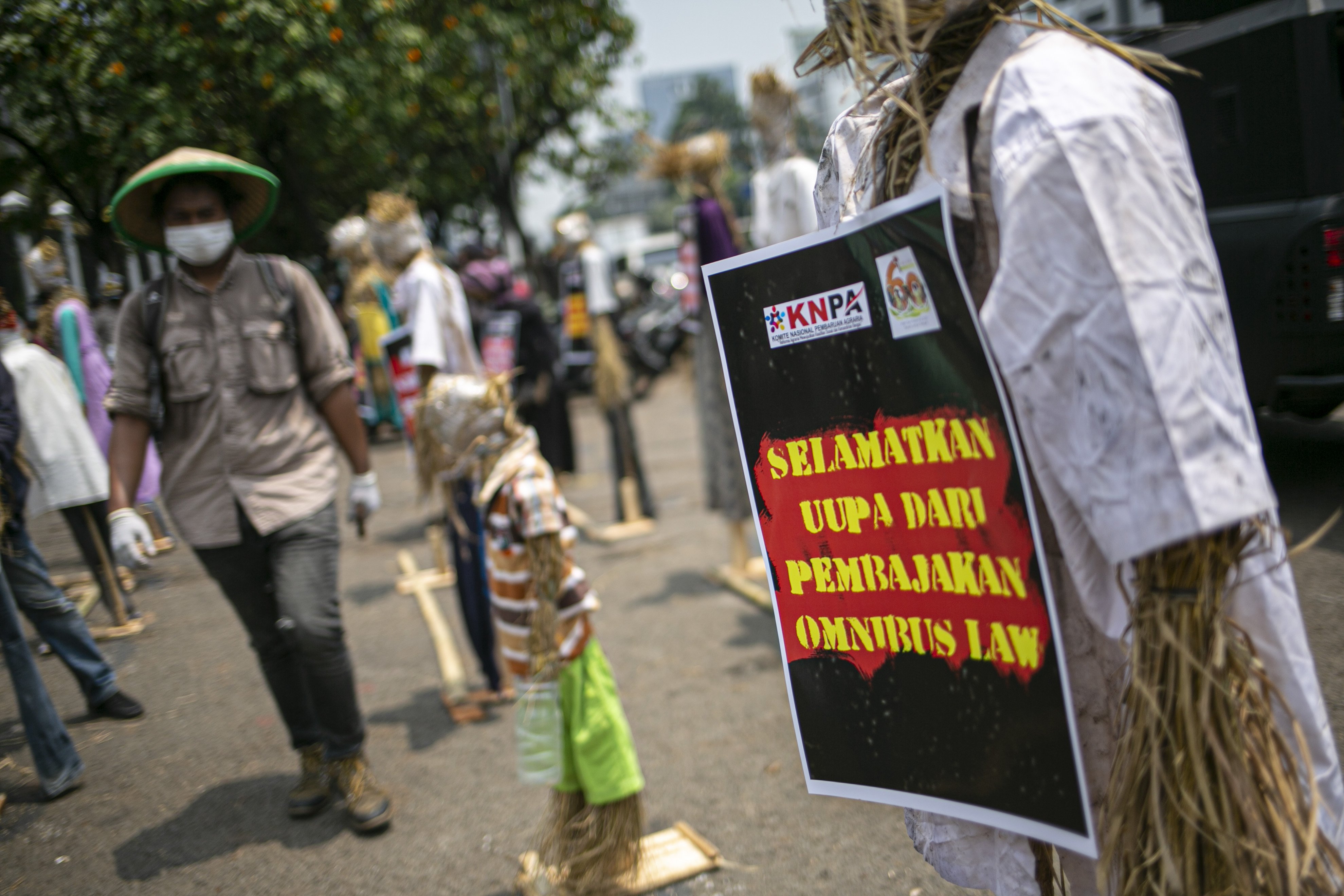 Ratusan boneka jerami yang dipasang Komite Nasional Pembaruan Agraria di depan Gedung MPR/DPR RI, Jakarta, Kamis (24/9/2020). Pemasangan boneka petani tersebut sebagai langkah antisipasi terhadap penyebaran Covid-19 untuk memperingati perayaan Hari Tani Nasional (HTN) 2020 serta simbolisasi bahwa sejauh ini pemerintah belum bisa menjalankan reforma agraria kepada petani.