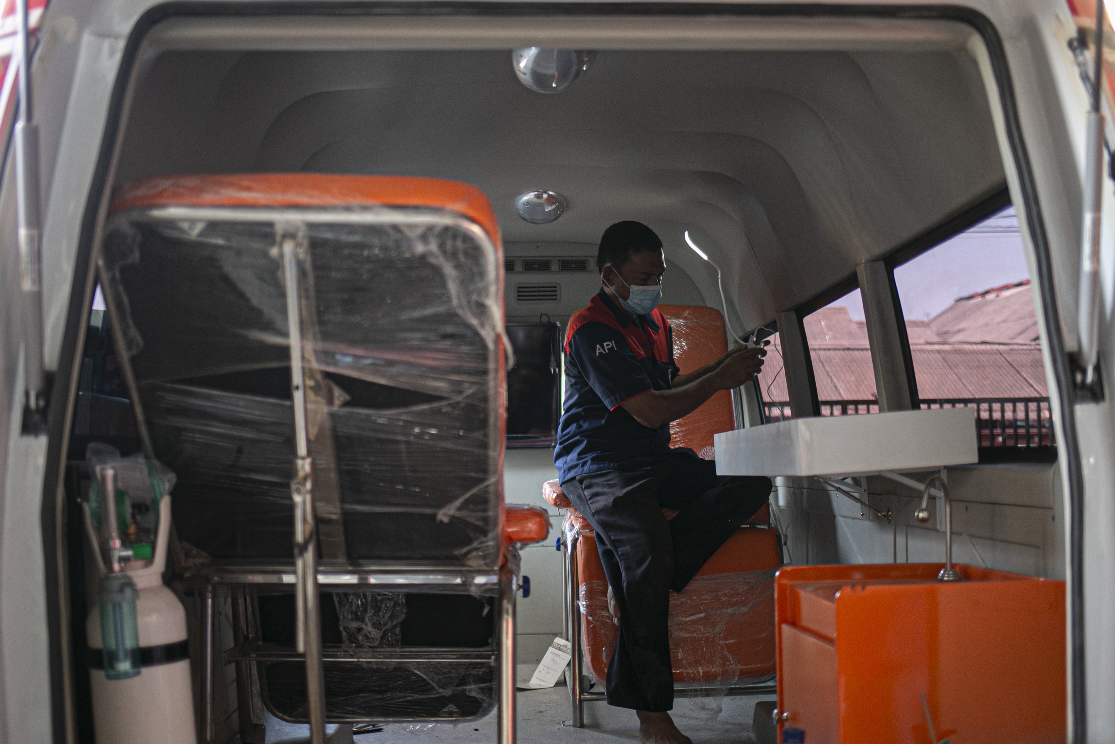 Pekerja menyelesaikan perakitan mobil ambulans di Babelan, Kabupaten Bekasi, Jawa Barat, Rabu (30/9/2020). Perakitan mobil ambulans meningkat 100 persen menjadi 800 unit saat pandemi COVID-19 dengan harga Rp20 juta hingga Rp1,5 milliar.