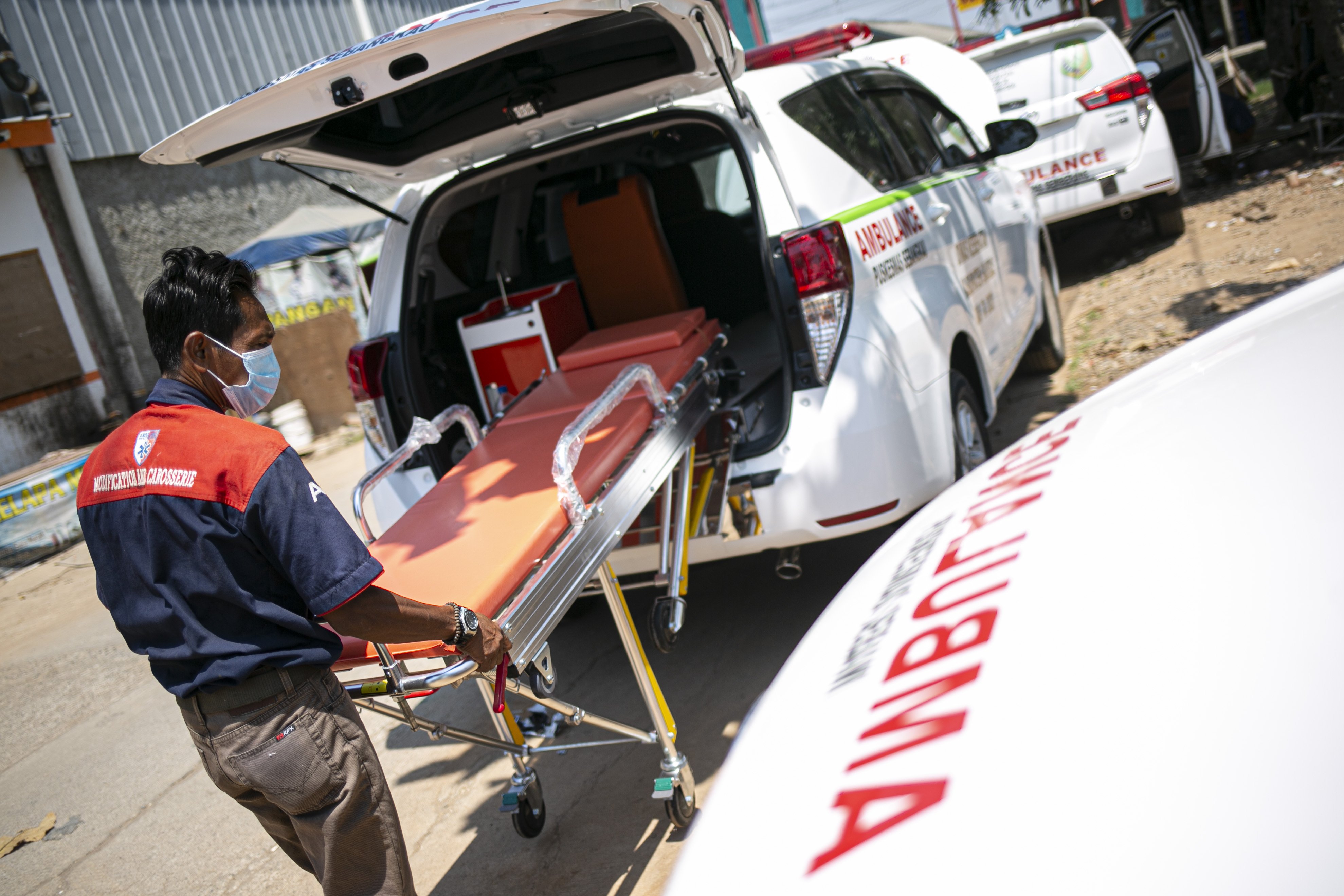 Pekerja menyelesaikan perakitan mobil ambulans di Babelan, Kabupaten Bekasi, Jawa Barat, Rabu (30/9/2020). Perakitan mobil ambulans meningkat 100 persen menjadi 800 unit saat pandemi COVID-19 dengan harga Rp20 juta hingga Rp1,5 milliar.