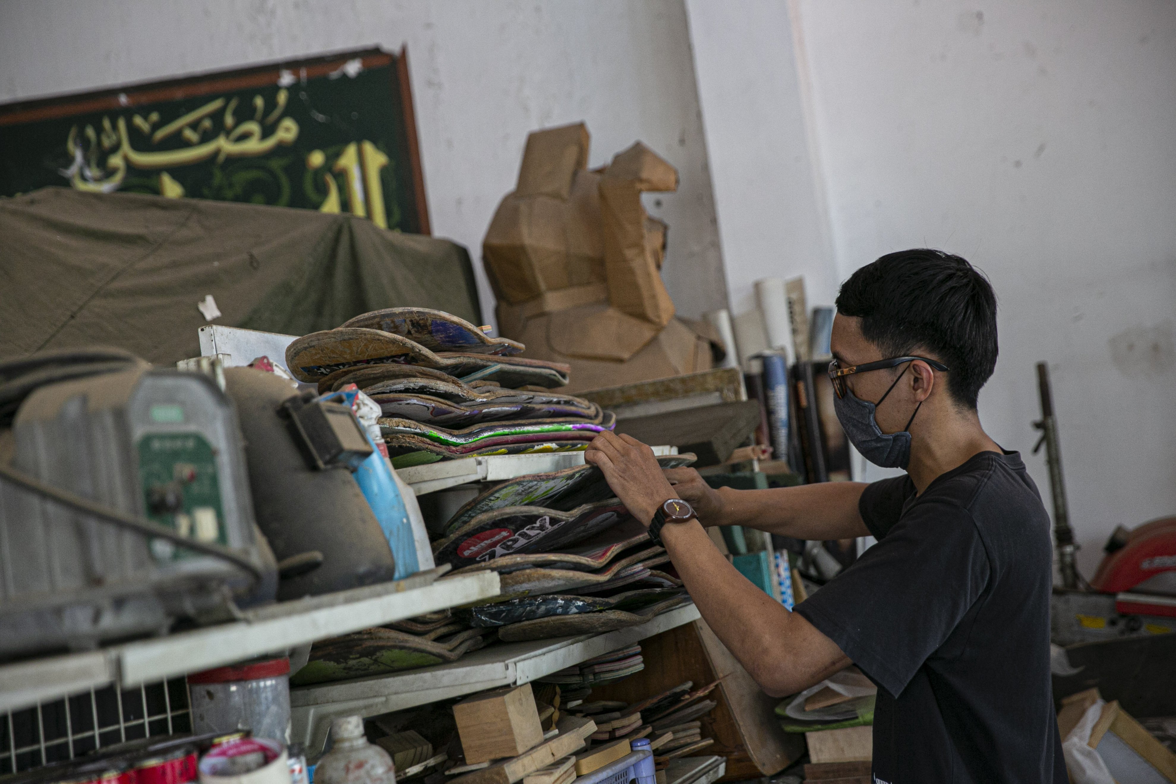 Pendiri brand kacamata Kabau, Reynanto Akhmad Aditya (35) memilih bahan skateboard Untuk pesanan kacamata kayu di workshopnya di kawasan Kramat Jati, Jakarta Timur, Kamis (1/10/2020). Dibuat dari limbah papan skate, produk kacamata tersebut dibandrol dengan harga mulai dari Rp. 1.200.000 hingga Rp. 1.500.000. Tidak hanya menyasar pasar lokal produk kacamata kabau juga sudah merambah ke pasar mancanegara seperti Australia, Amerika, Swiss, dan Jepang.