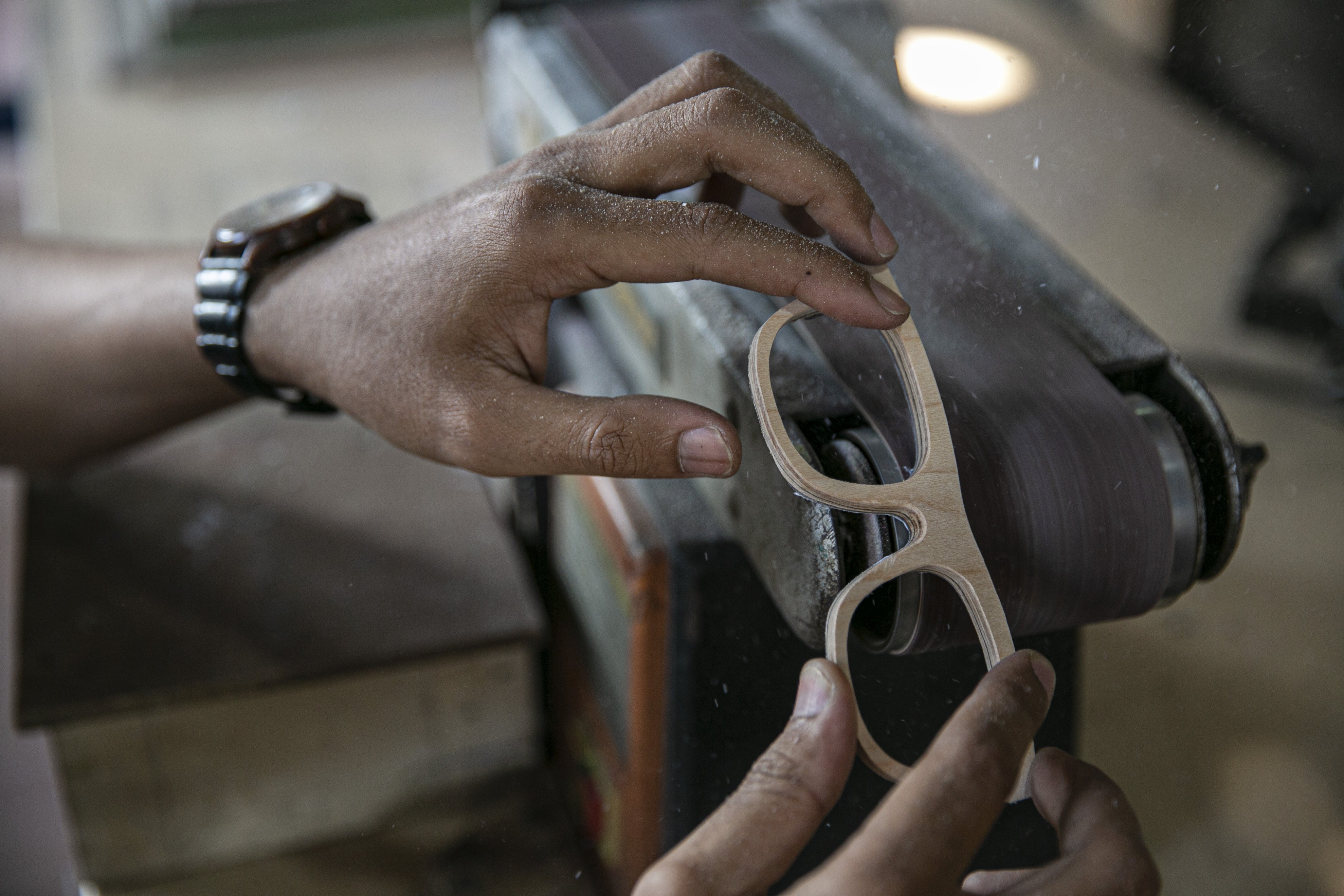 Bonny Andrew (34) memperlihatkan kacamata kayu di workshopnya di kawasan Kramat Jati, Jakarta Timur, Kamis (1/10/2020). Dibuat dari limbah papan skate, produk kacamata tersebut dibandrol dengan harga mulai dari Rp. 1.200.000 hingga Rp. 1.500.000. Tidak hanya menyasar pasar lokal produk kacamata kabau juga sudah merambah ke pasar mancanegara seperti Australia, Amerika, Swiss, dan Jepang.