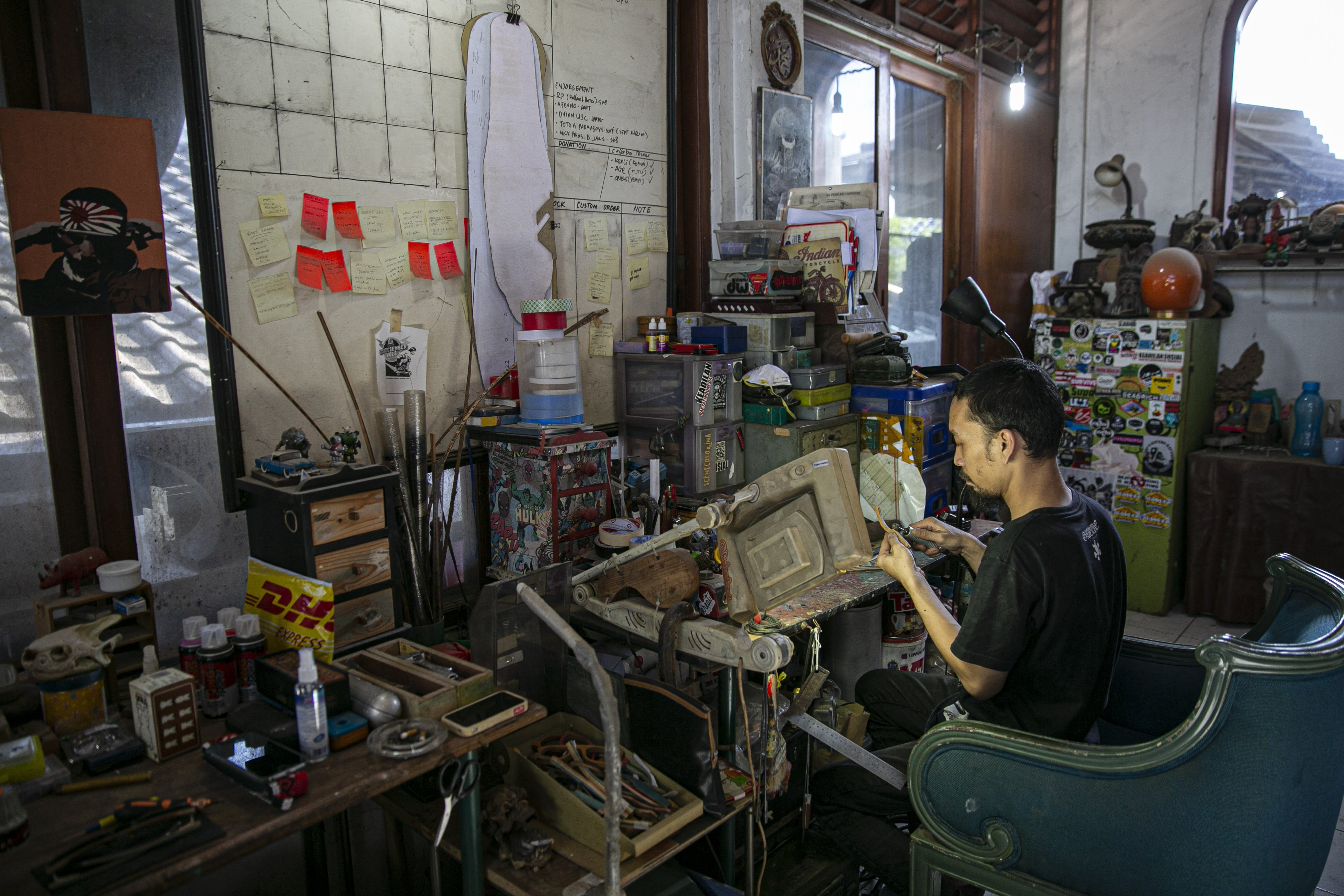 Bonny Andrew (34) menyelesaikan pembuatan kacamata kayu di workshopnya di kawasan Kramat Jati, Jakarta Timur, Kamis (1/10/2020). Dibuat dari limbah papan skate, produk kacamata tersebut dibandrol dengan harga mulai dari Rp. 1.200.000 hingga Rp. 1.500.000. Tidak hanya menyasar pasar lokal produk kacamata kabau juga sudah merambah ke pasar mancanegara seperti Australia, Amerika, Swiss, dan Jepang.
