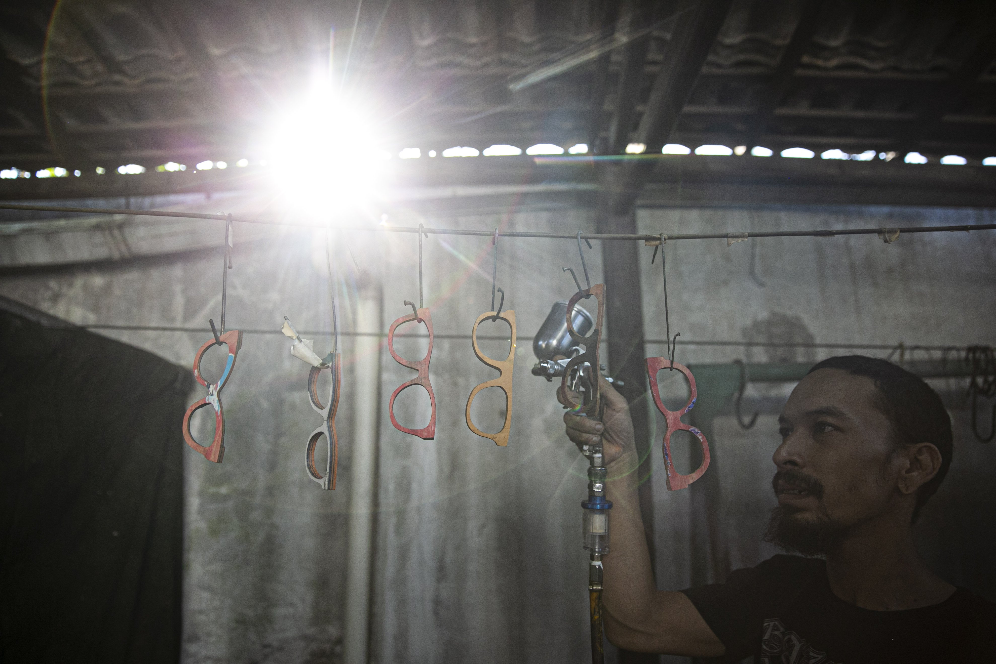 Bonny Andrew (34) menyelesaikan pembuatan kacamata kayu di workshopnya di kawasan Kramat Jati, Jakarta Timur, Kamis (1/10/2020). Dibuat dari limbah papan skate, produk kacamata tersebut dibandrol dengan harga mulai dari Rp. 1.200.000 hingga Rp. 1.500.000. Tidak hanya menyasar pasar lokal produk kacamata kabau juga sudah merambah ke pasar mancanegara seperti Australia, Amerika, Swiss, dan Jepang.