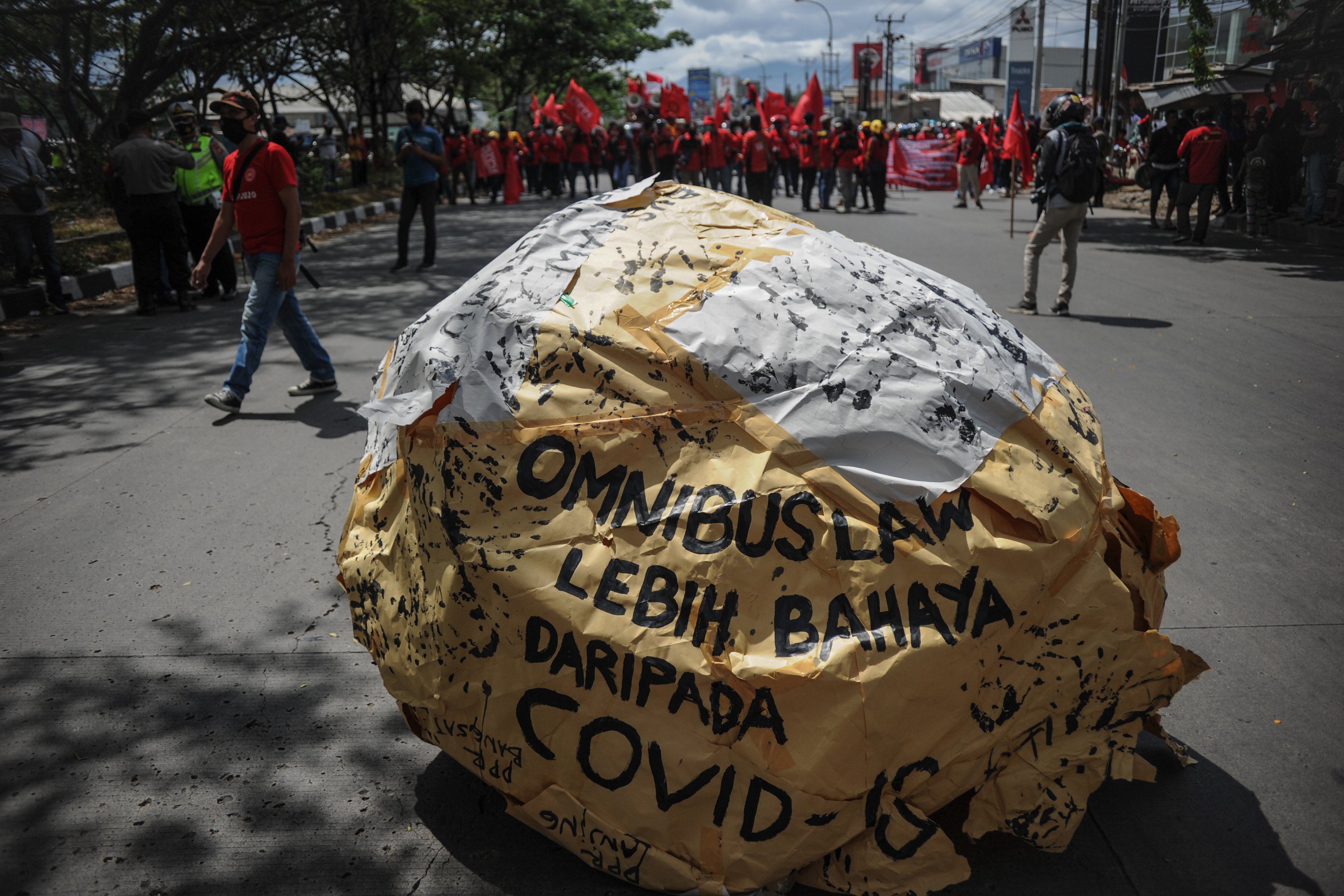 Ratusan buruh memblokir jalan nasional Bandung-Garut--Tasikmalaya saat melakukan aksi di Rancaekek, Kabupaten Bandung, Jawa Barat, Selasa (6/10/2020). Aksi tersebut merupakan buntut dari penolakan buruh terhadap pengesahan UU Cipta Kerja yang telah disahkan oleh DPR. 