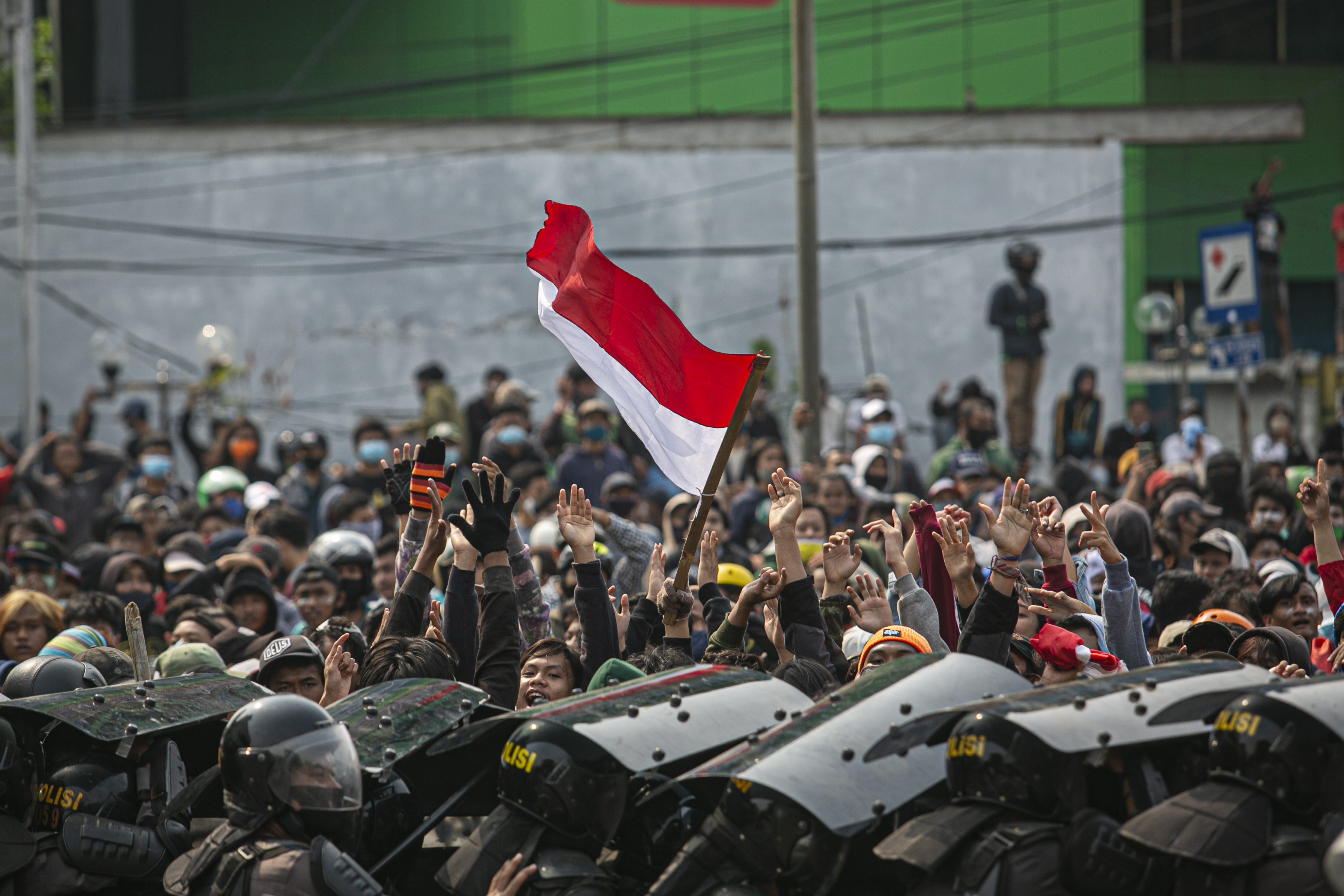 Suasana aksi tolak Omnibus Law di Kawasan Harmoni, Jakarta Pusat, Kamis (8/10/2020). Aksi tersebut berujung bentrok dengan aparat kepolisian.