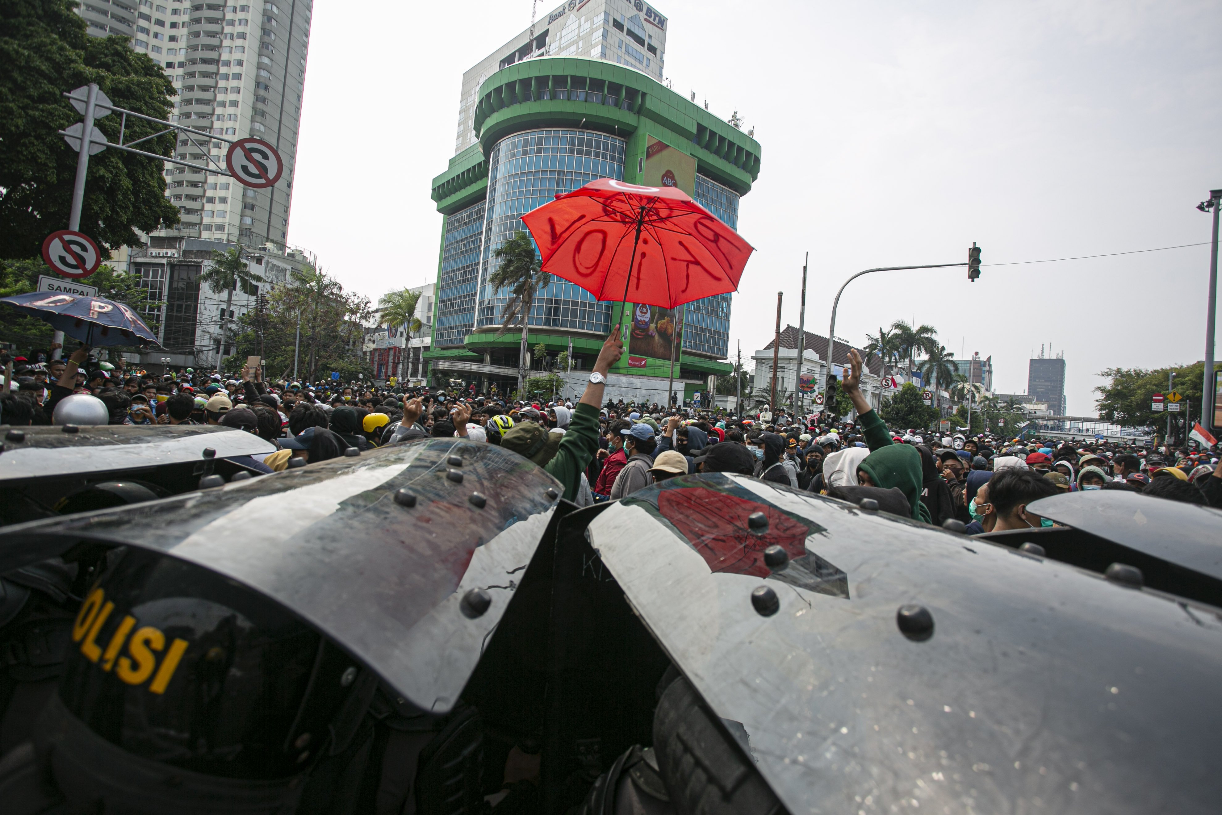 Suasana aksi tolak Omnibus Law di Kawasan Harmoni, Jakarta Pusat, Kamis (8/10/2020). Aksi tersebut berujung bentrok dengan aparat kepolisian.