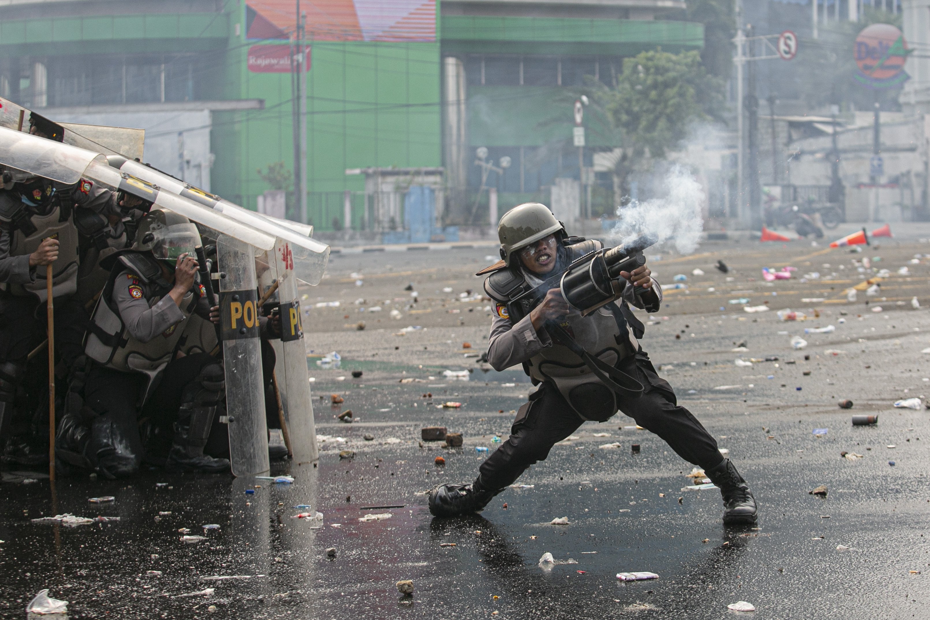 Petugas kepolisian membubarkan Massa Aksi told Omnibus Law dengan menembakan gas air mata di Kawasan Harmoni, Jakarta Pusat, Kamis (8/10/2020). Aksi tersebut berujung bentrok dengan aparat kepolisian.