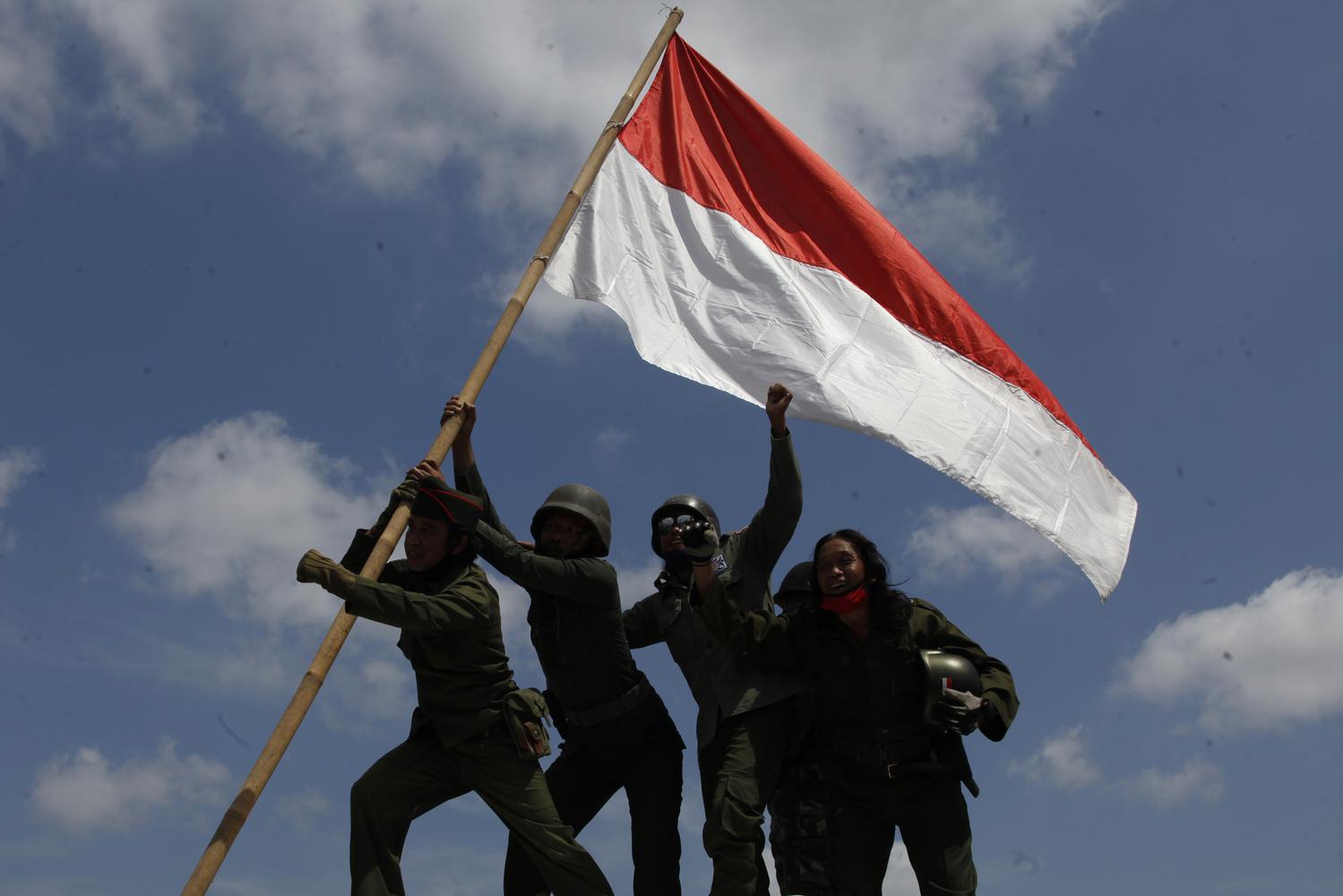 Peserta mengikuti konvoi dengan memakai baju ala pejuang kemerdekaan di Jembatan Tirtonadi, Solo, Jawa Tengah, Selasa (10/11/2020). Aksi tersebut digelar untuk memperingati Hari Pahlawan.