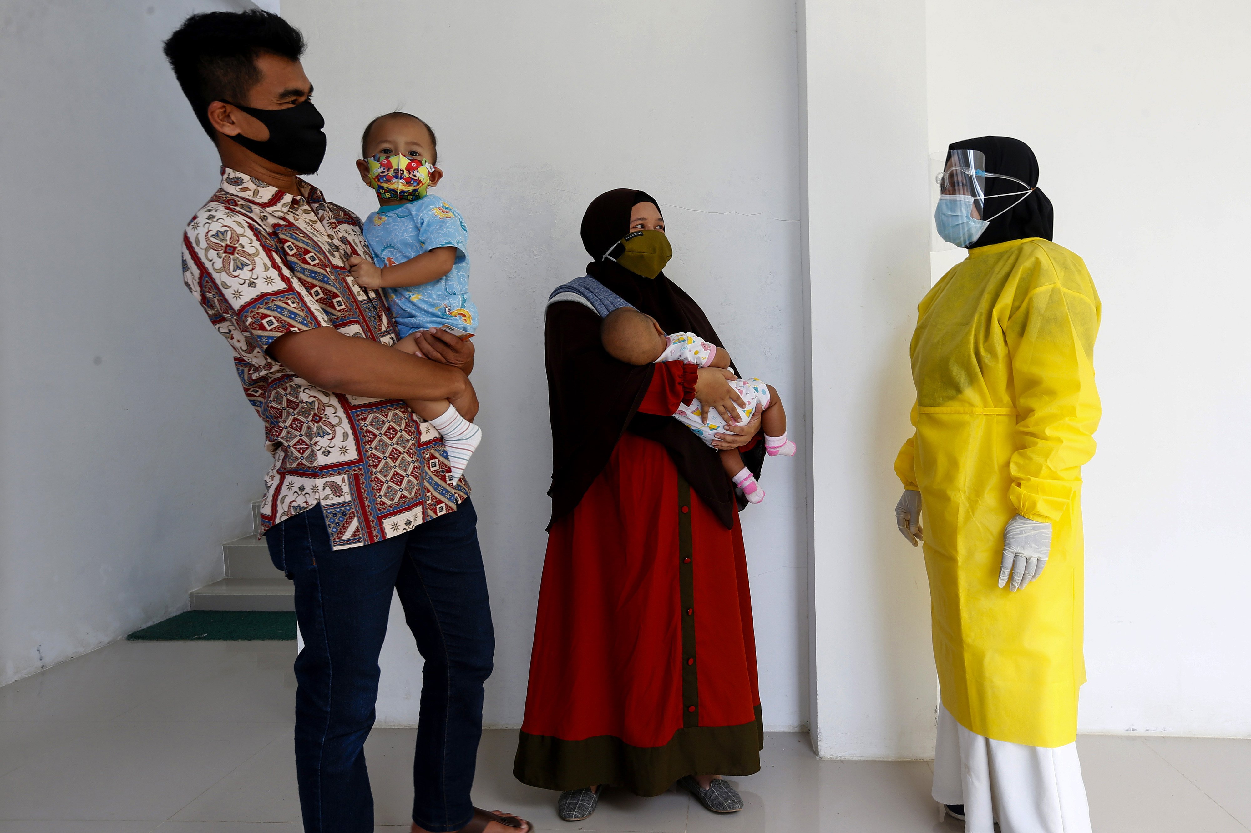 Petugas kesehatan dari Puskesmas Ulee Kareng (kanan) berbincang dengan orang tua balita setelah memberikan vaksin imunisasi di Desa Rukoh, Banda Aceh, Rabu (21/10/2020).