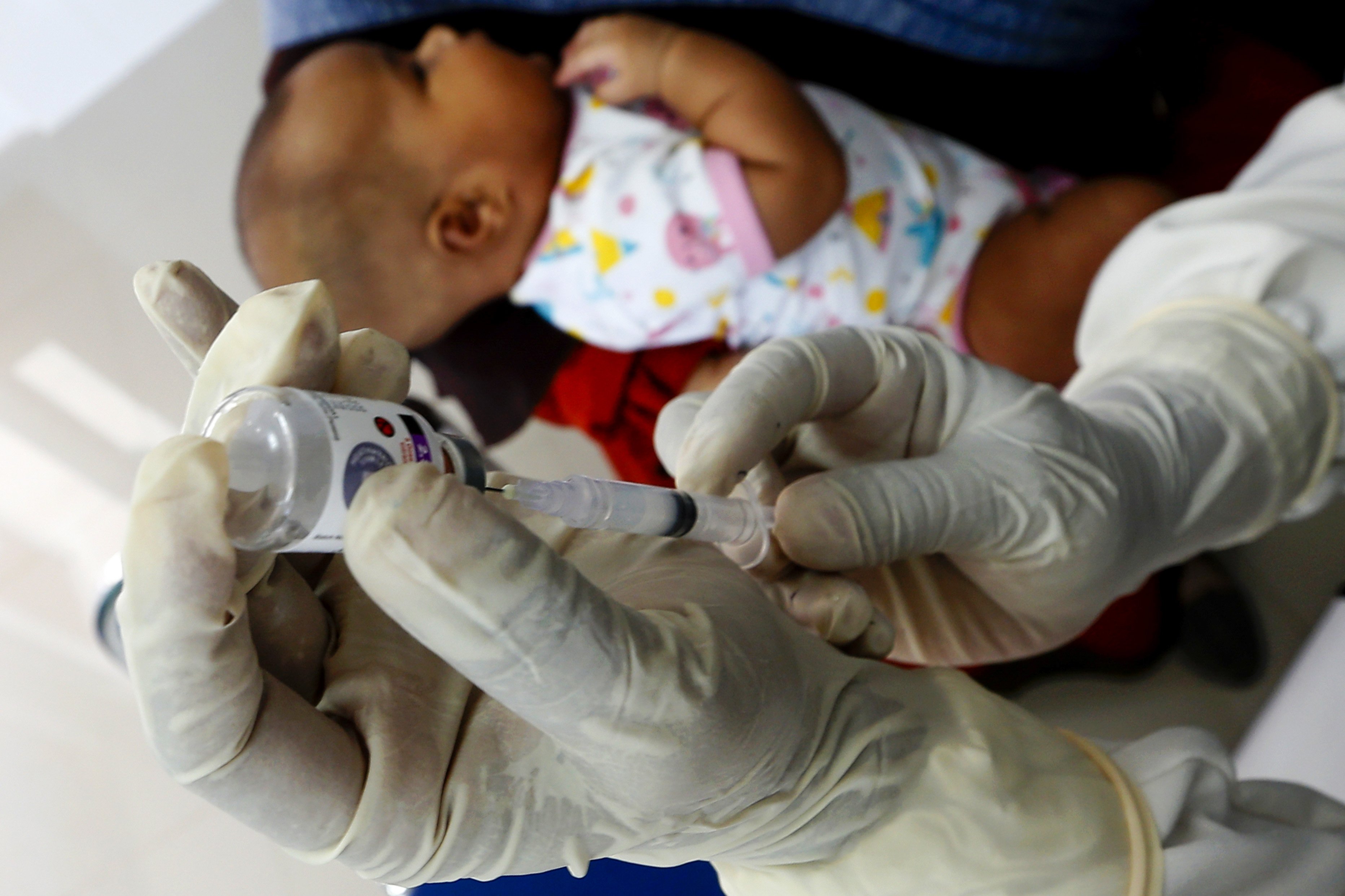 Petugas kesehatan puskesmas bersiap menyuntikkan vaksin imunisasi untuk balita di Desa Rukoh, Banda Aceh, Aceh, Rabu (7/10/2020).