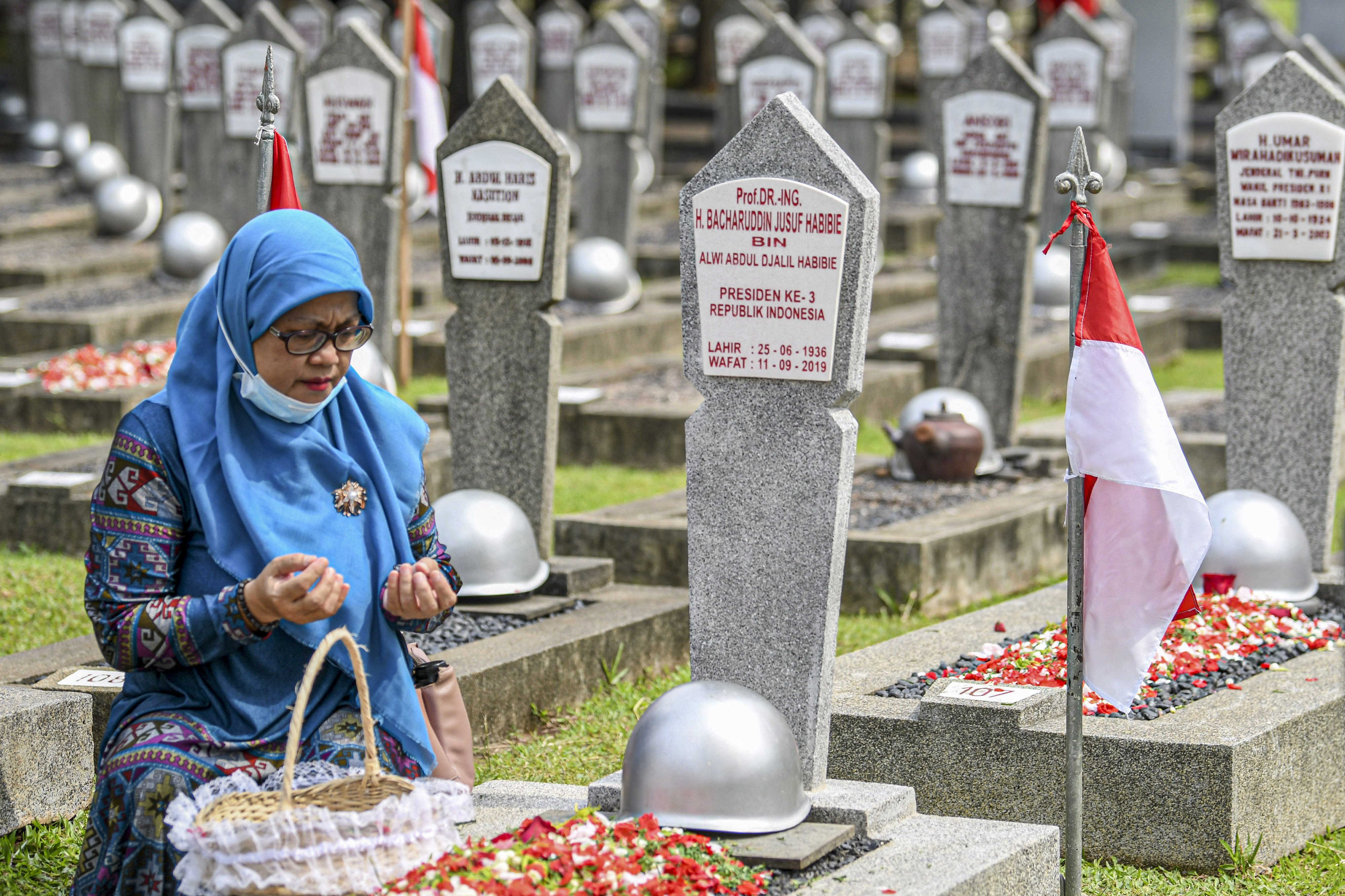 Seorang warga berdoa di depan pusara Presiden RI ke-3 B.J. Habibie saat Upacara Ziarah Nasional di Taman Makam Pahlawan Nasional Utama (TMPU) Kalibata, Jakarta, Selasa (10/11/2020). Upacara Ziarah Nasional tersebut digelar dalam rangka rangkaian peringatan Hari Pahlawan 10 November 2020. 