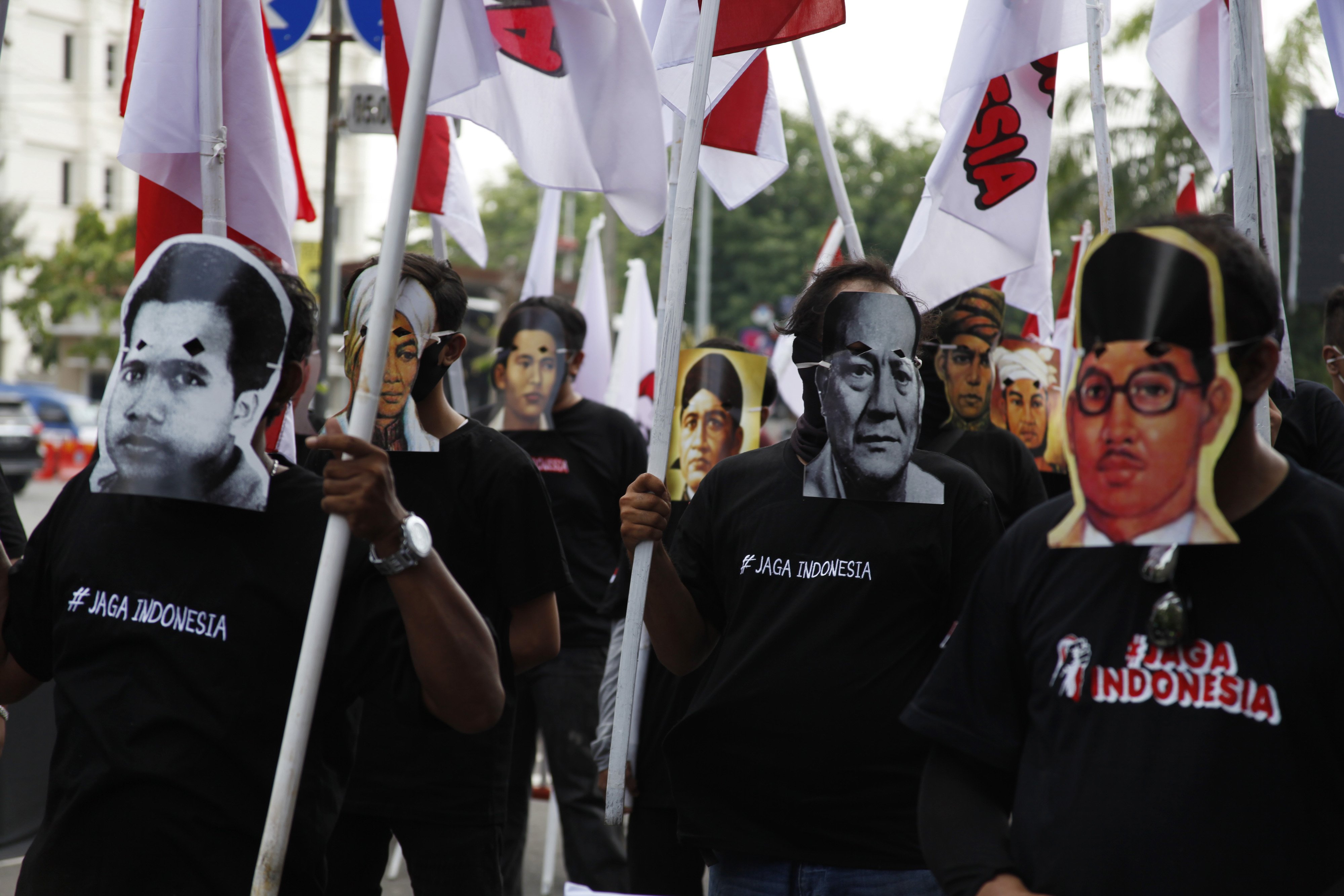 Peserta memakai topeng bergambar pahlawan nasional saat mengikuti deklarasi bertajuk Jaga Indonesia di Bundaran Gladak Solo, Jawa Tengah, Minggu (8/11/2020). Aksi tersebut digelar untuk menyambut Hari Pahlawan. 