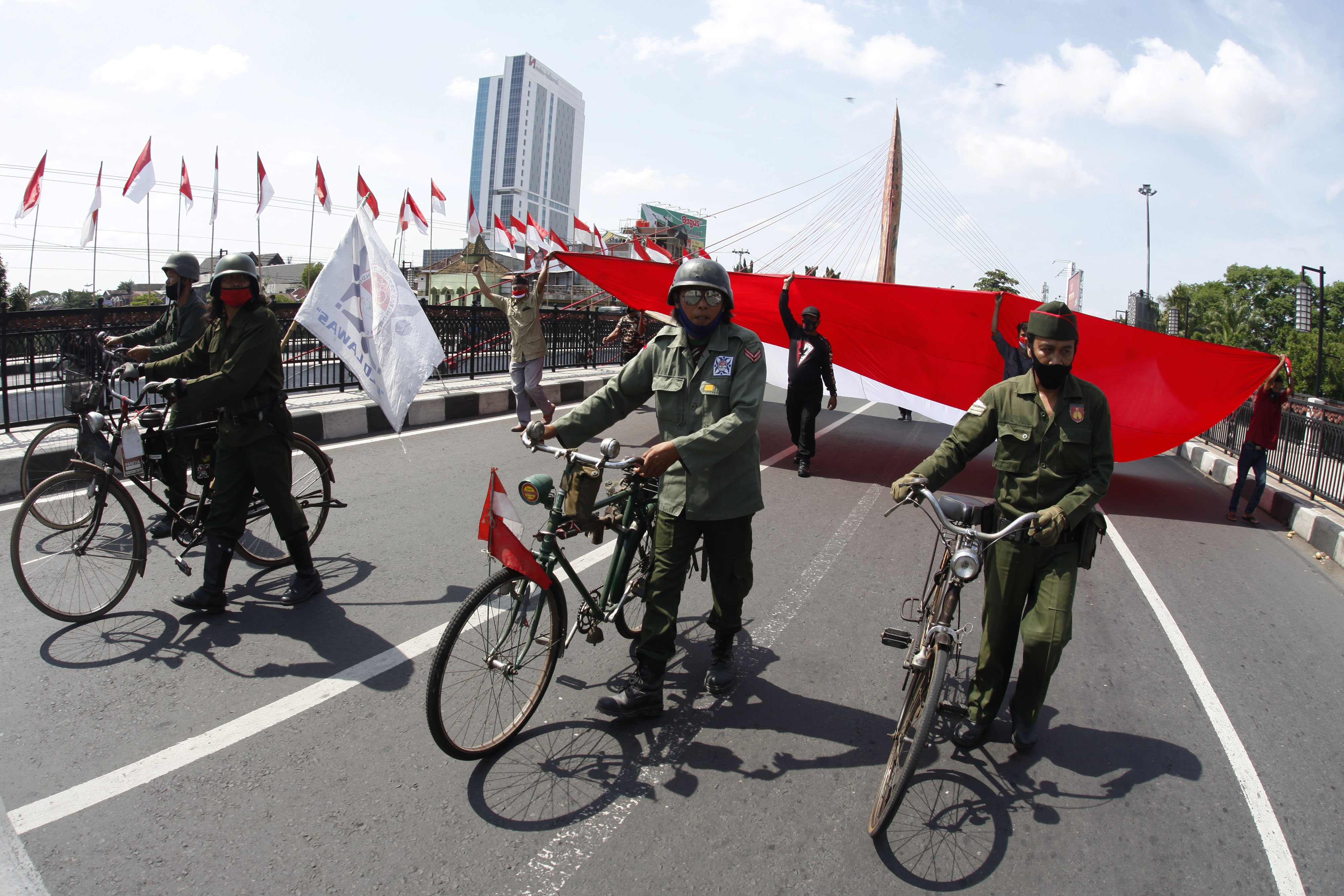 Peserta mengikuti konvoi dengan memakai baju ala pejuang kemerdekaan di Jembatan Tirtonadi, Solo, Jawa Tengah, Selasa (10/11/2020). Aksi tersebut digelar untuk memperingati Hari Pahlawan. 