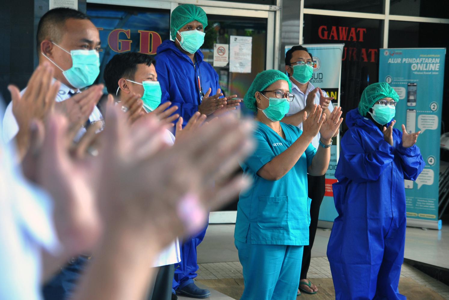 Sejumlah petugas dan tenaga kesehatan melakukan tepuk tangan bersama selama 56 detik di RSUD Kota Bogor, Jawa Barat, Kamis (12/11/2020). Kegiatan tepuk tangan bersama dan pembagian masker berbahan kain tersebut selain dalam rangka memperingati Hari Kesehatan Nasional ke-56 sekaligus sebagai apresiasi terhadap perjuangan tenaga kesehatan dalam pencegahan dan penanganan COVID-19 serta masyarakat yang telah patuh dalam melaksanakan protokol kesehatan.