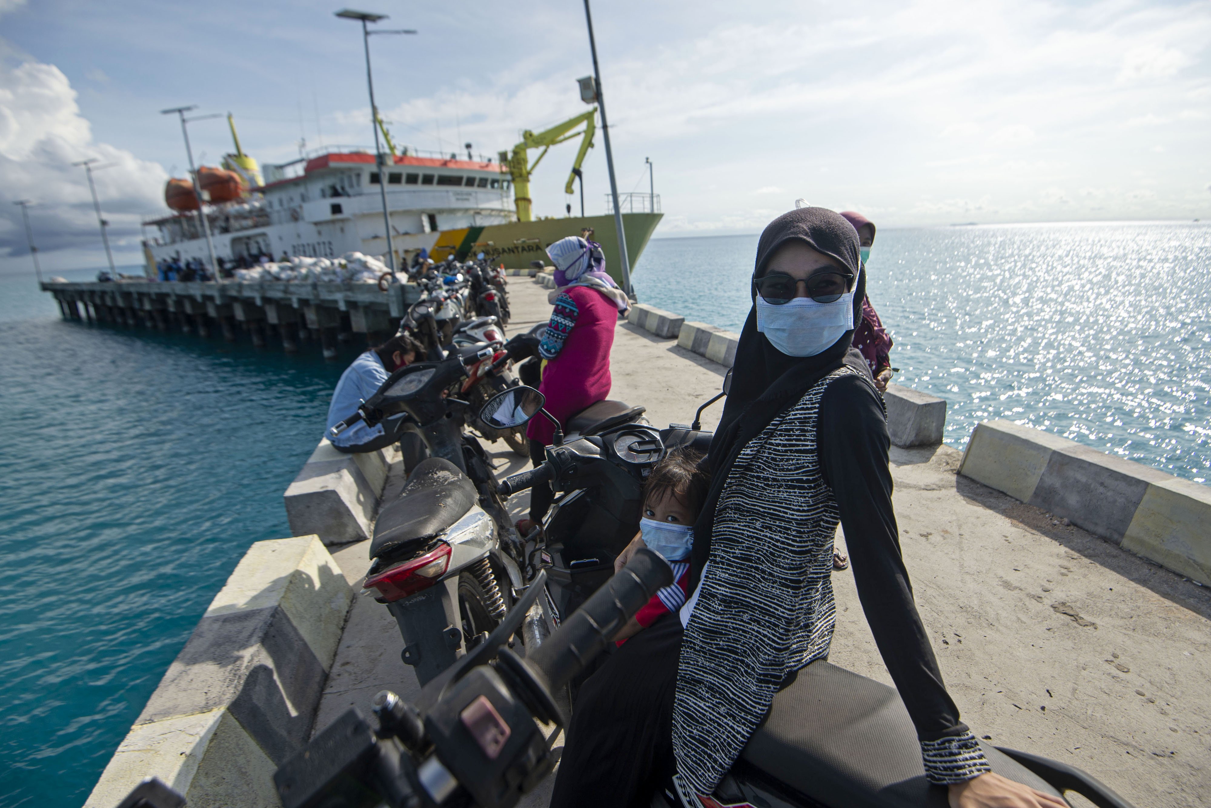 Warga menanti kerabatnya yang akan turun dari kapal pelayaran perintis KM Sabuk Nusantara 83 asal Pulau Sedanau berlabuh di dermaga Pelabuhan Pulau Laut, Kabupaten Natuna, Kepulauan Riau.