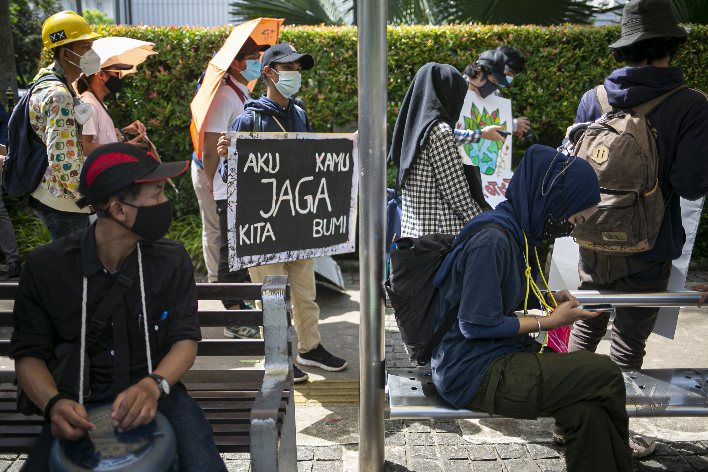 Massa yang tergabung dalam aksi jeda untuk iklim berunjuk rasa di depan Balaikota, Jakarta Pusat, Jumat (27/11/2020). Aksi tersebut bertujuan menyuarakan tuntutan agar pemerintah melakukan tindakan nyata dalam menyelesaikan masalah polusi, kebakaran hutan dan eksploitasi alam.