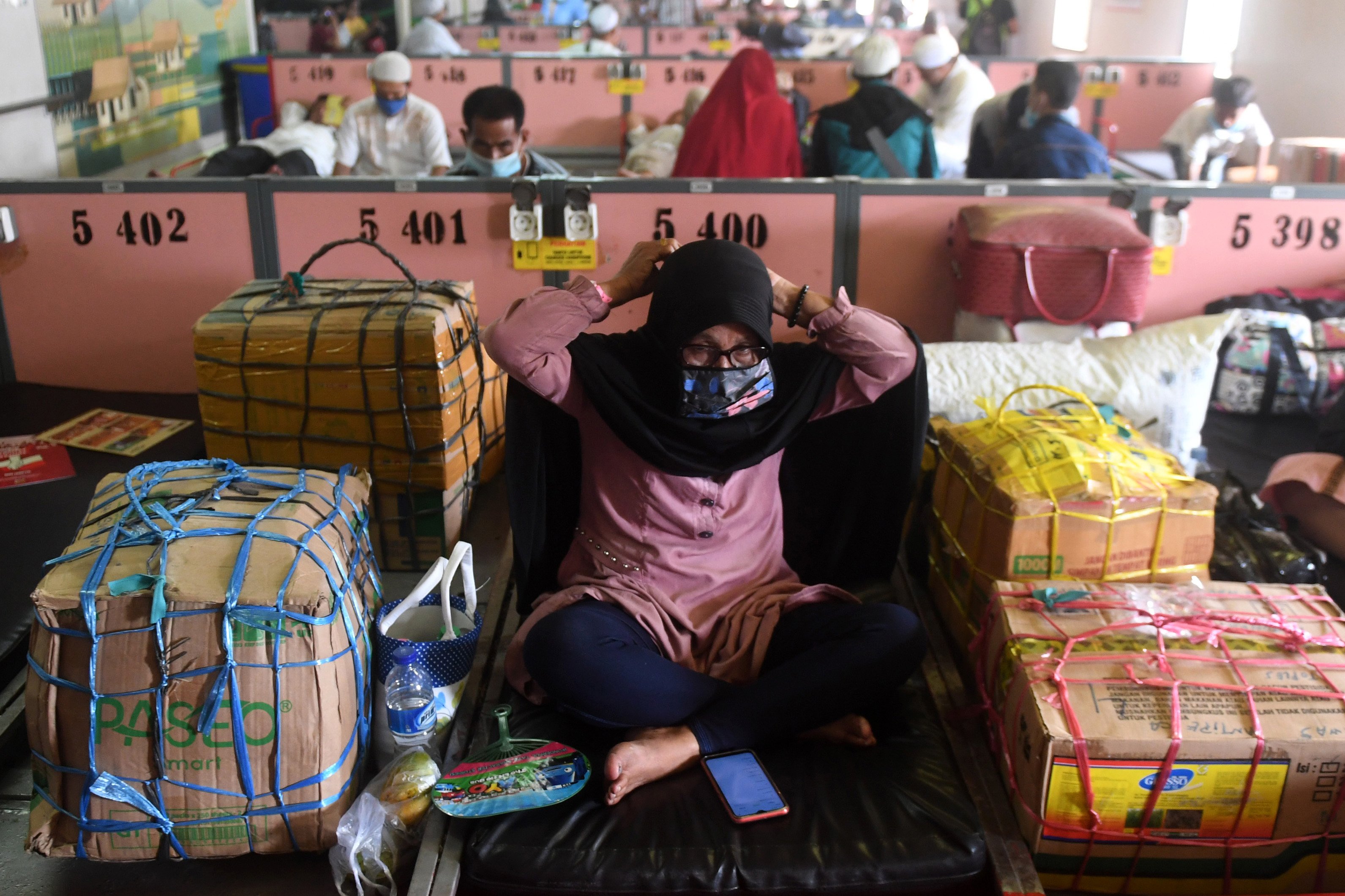 Penumpang mengenakan masker di atas tempat tidur yang sudah diberi jarak di atas KM Dorolonda yang akan diberangkatkan dari Terminal Penumpang Tanjung Priok, Jakarta.