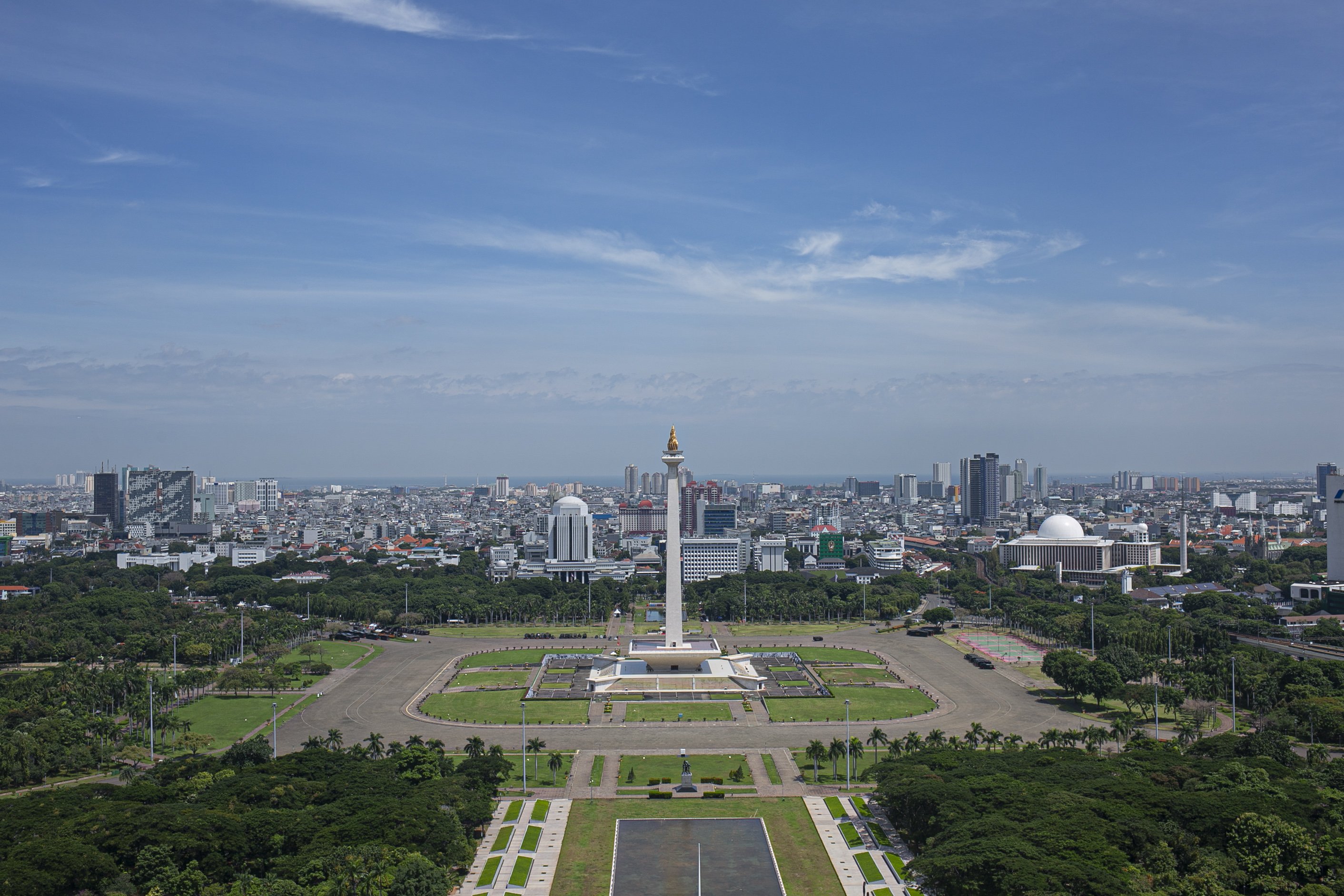 Suasana langit biru di kawasan monas, Jakarta Pusat, Rabu (2/12/2020).