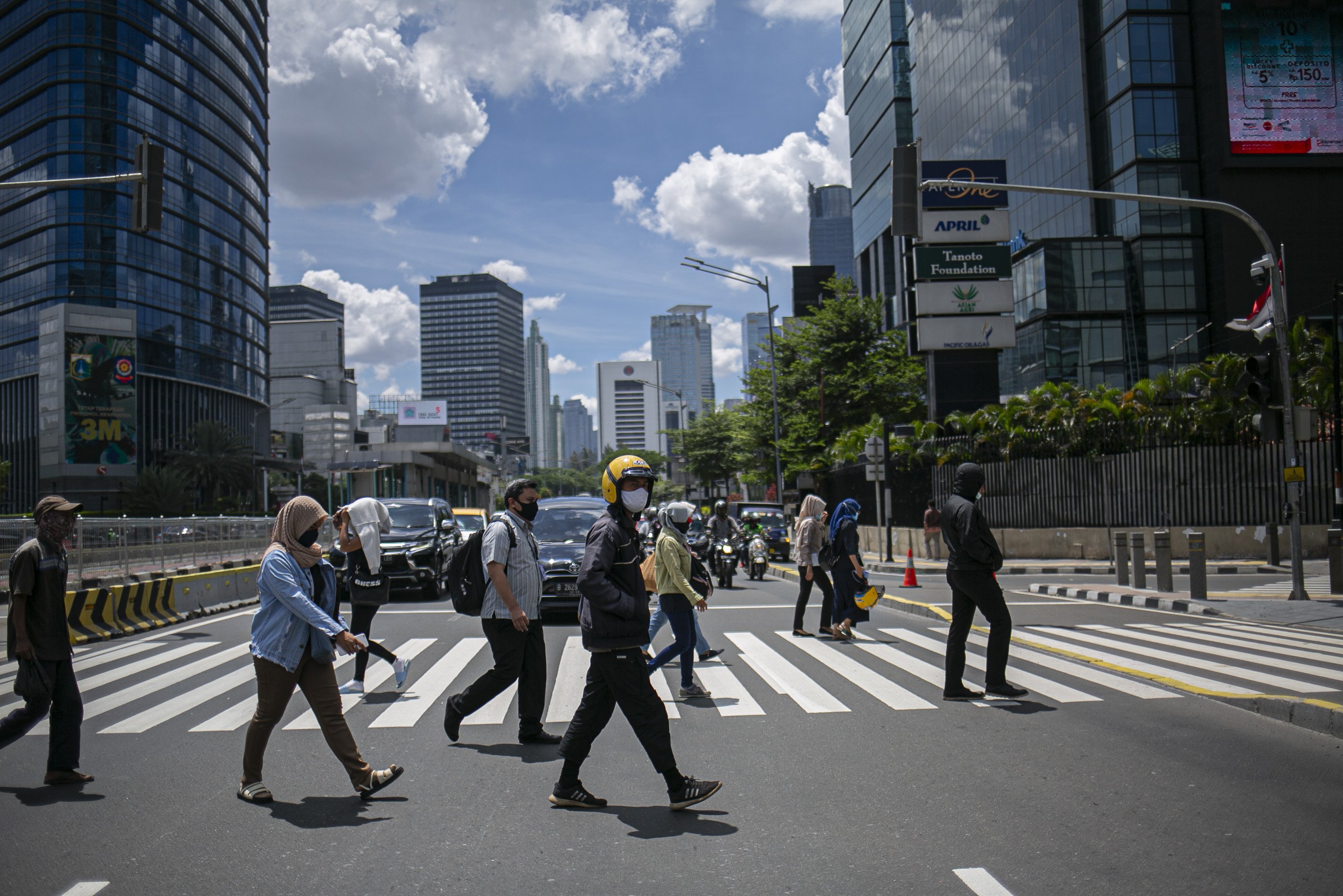Warga melintas di Jalan Sudirman-Thamrin, Jakarta Pusat, Rabu (2/12/2020).