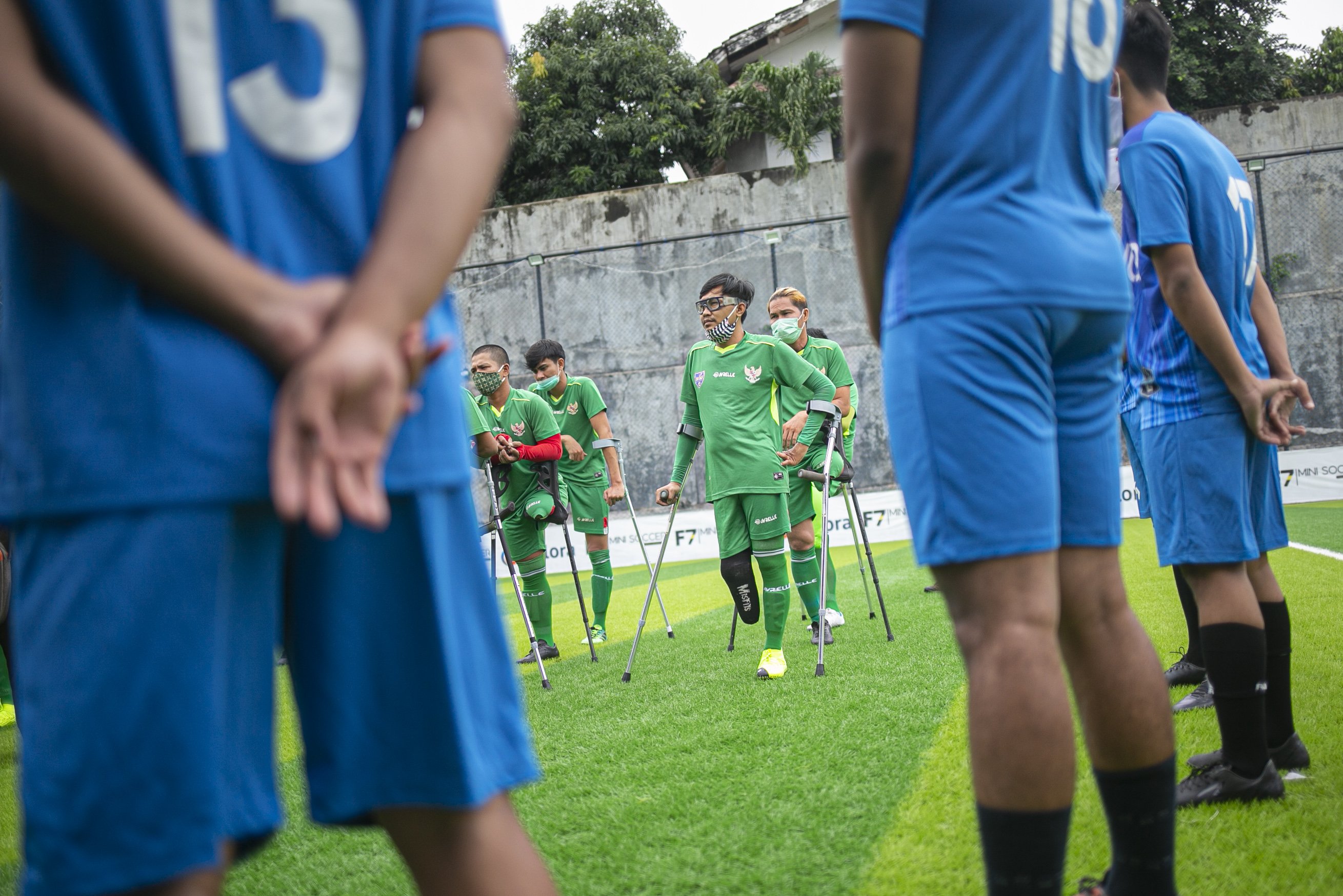 Pemain sepak bola Tim Garuda Indonesia Amputee Football (INAF) melakukan pemanasan Sebelum berlatih di Lapangan Mini Soccer, Jalan Tahi Bonar Simatupang, Cilandak, Jakarta Selatan, Kamis (3/12/2020). Latihan tersebut digelar untuk memperingati Hari Disabilitas Internasional yang jatuh pada tanggal 3 Desember 2020.