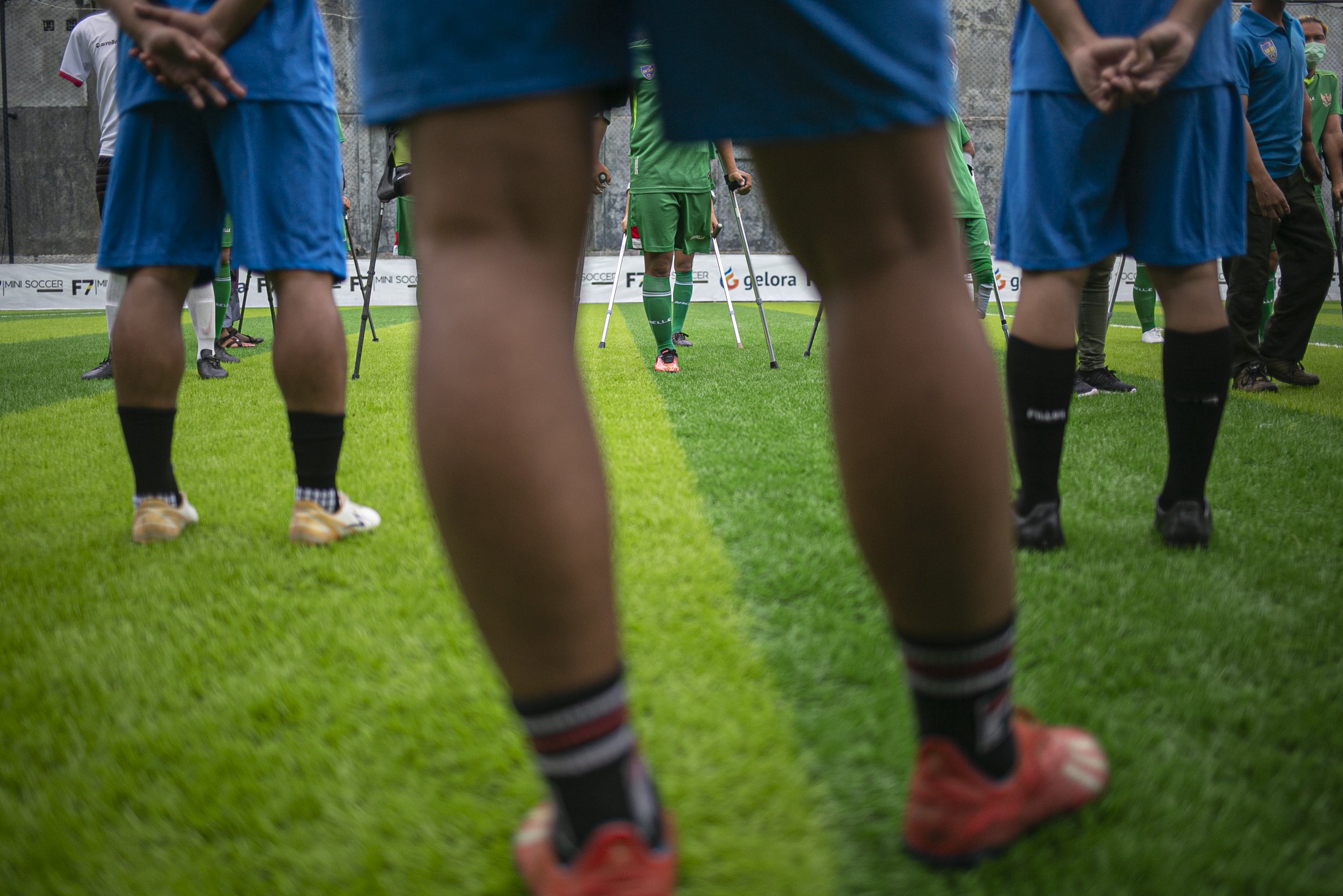 Pemain sepak bola Tim Garuda Indonesia Amputee Football (INAF) melakukan pemanasan Sebelum berlatih di Lapangan Mini Soccer, Jalan Tahi Bonar Simatupang, Cilandak, Jakarta Selatan, Kamis (3/12/2020). Latihan tersebut digelar untuk memperingati Hari Disabilitas Internasional yang jatuh pada tanggal 3 Desember 2020.