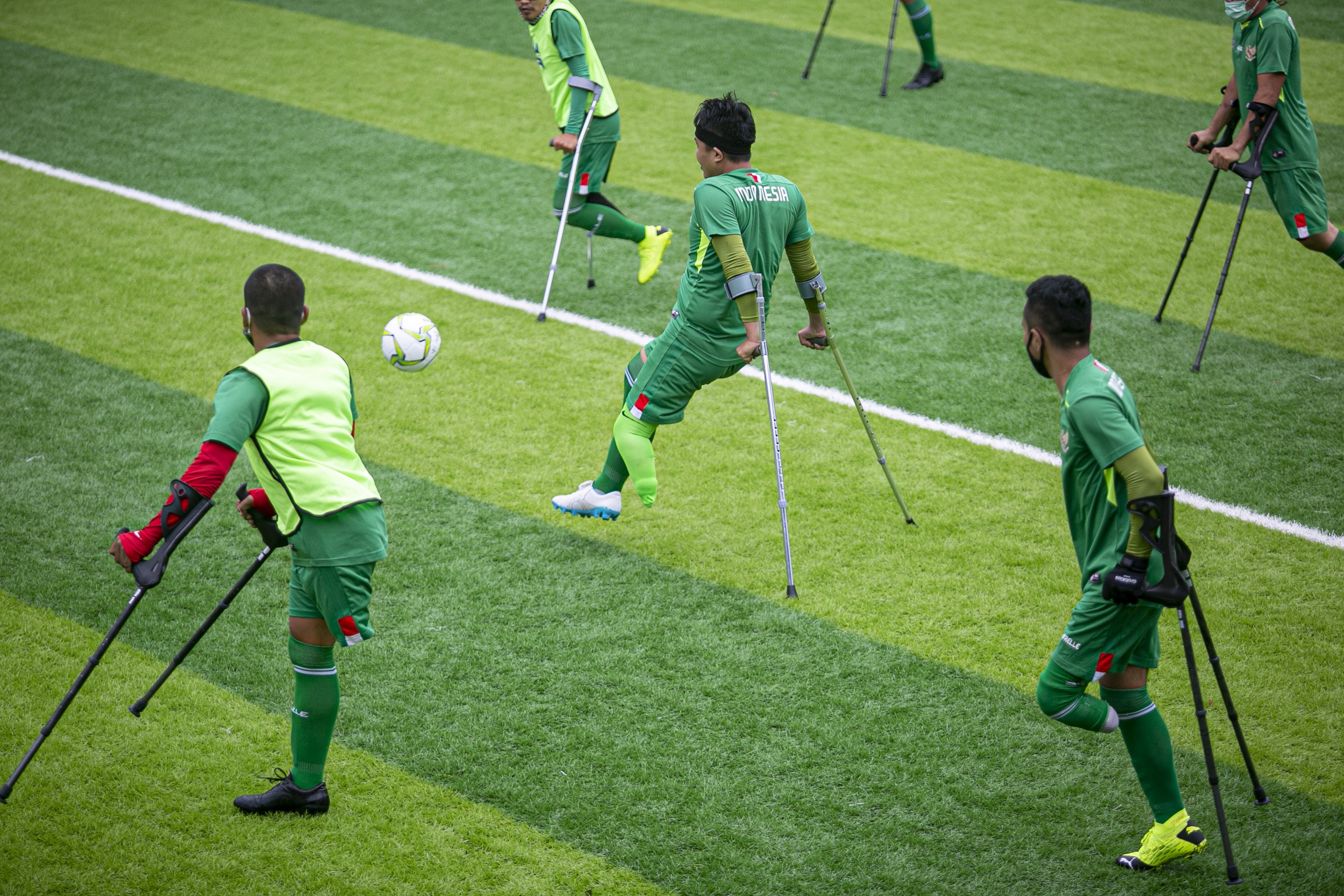 Pemain sepak bola Tim Garuda Indonesia Amputee Football (INAF) berlatih di Lapangan Mini Soccer, Jalan Tahi Bonar Simatupang, Cilandak, Jakarta Selatan, Kamis (3/12/2020). Latihan tersebut digelar untuk memperingati Hari Disabilitas Internasional yang jatuh pada tanggal 3 Desember 2020.