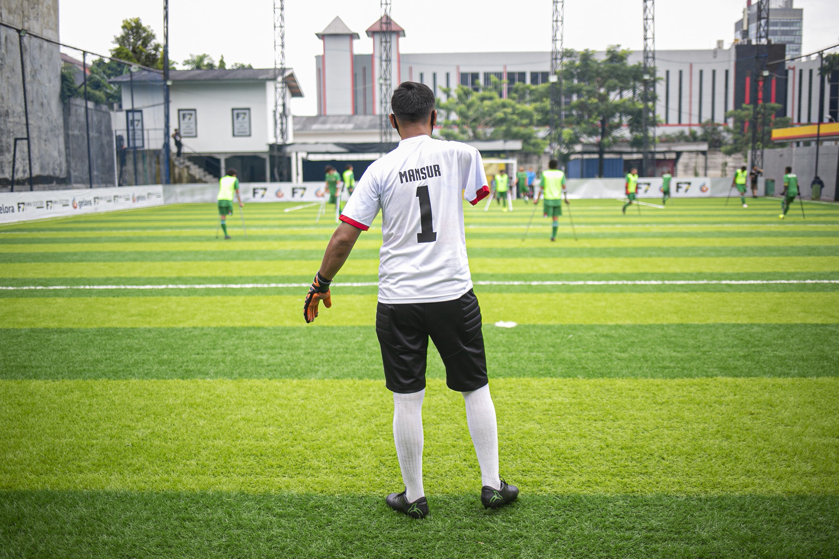 Pemain sepak bola Tim Garuda Indonesia Amputee Football (INAF) berlatih di Lapangan Mini Soccer, Jalan Tahi Bonar Simatupang, Cilandak, Jakarta Selatan, Kamis (3/12/2020). Latihan tersebut digelar untuk memperingati Hari Disabilitas Internasional yang jatuh pada tanggal 3 Desember 2020.