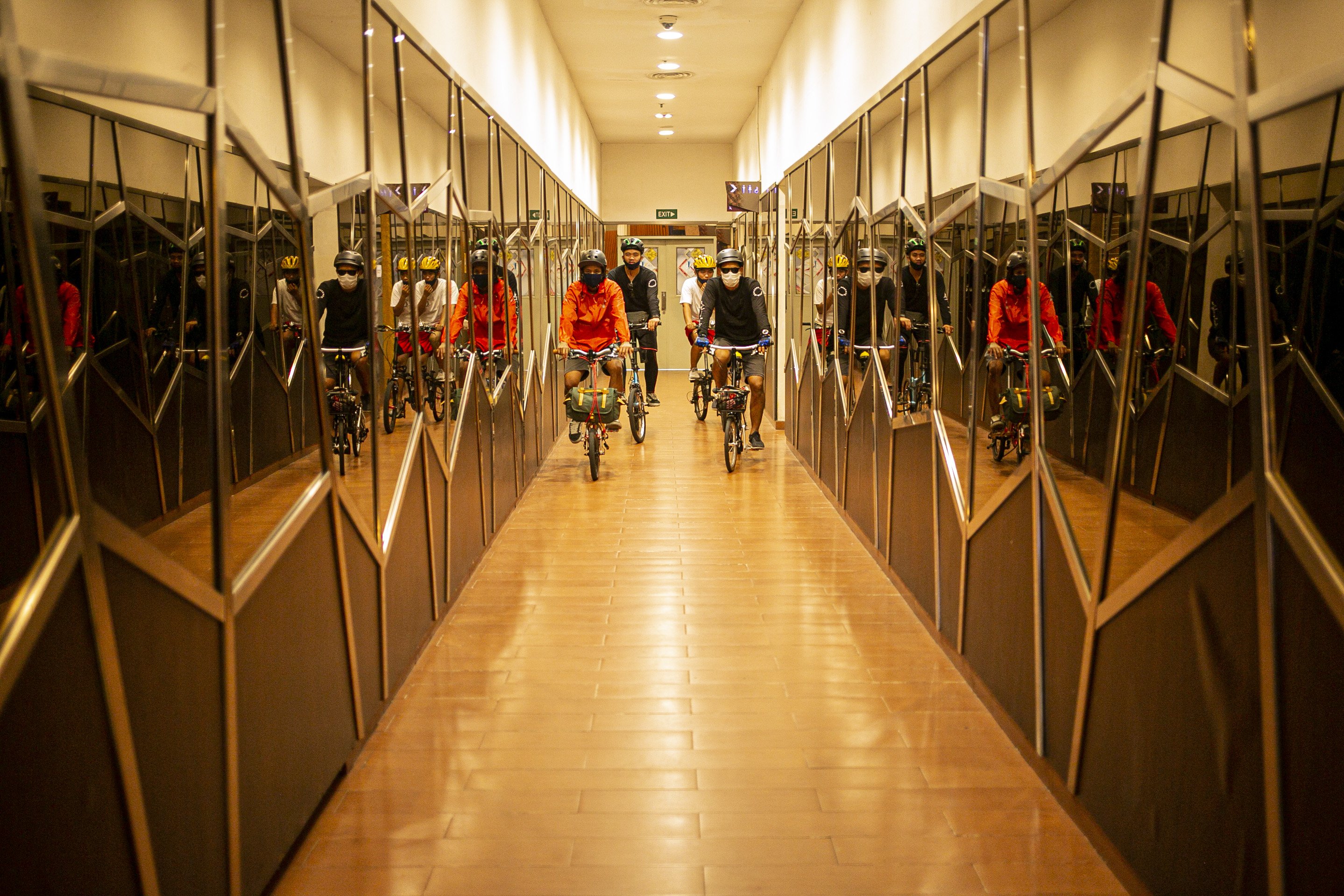 Warga mengayuh sepedanya di pusat perbelanjaan, Jakarta, Sabtu (5/12/2020). Selain untuk meningkatkan kebugaran dan imunitas tubuh di tengah pandemi COVID-19, kegiatan tersebut juga bertujuan untuk meningkatkan animo masyarakat berkunjung ke pusat perbelanjaan.