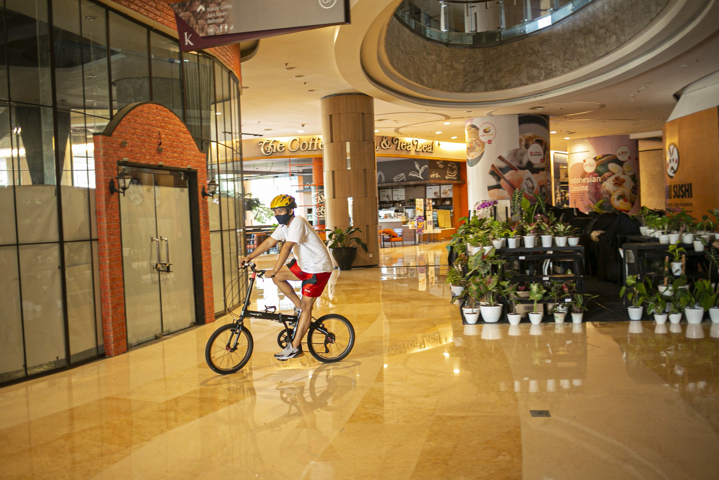 Warga mengayuh sepedanya di pusat perbelanjaan, Jakarta, Minggu (5/12/2020). Selain untuk meningkatkan kebugaran dan imunitas tubuh di tengah pandemi COVID-19, kegiatan tersebut juga bertujuan untuk meningkatkan animo masyarakat berkunjung ke pusat perbelanjaan.