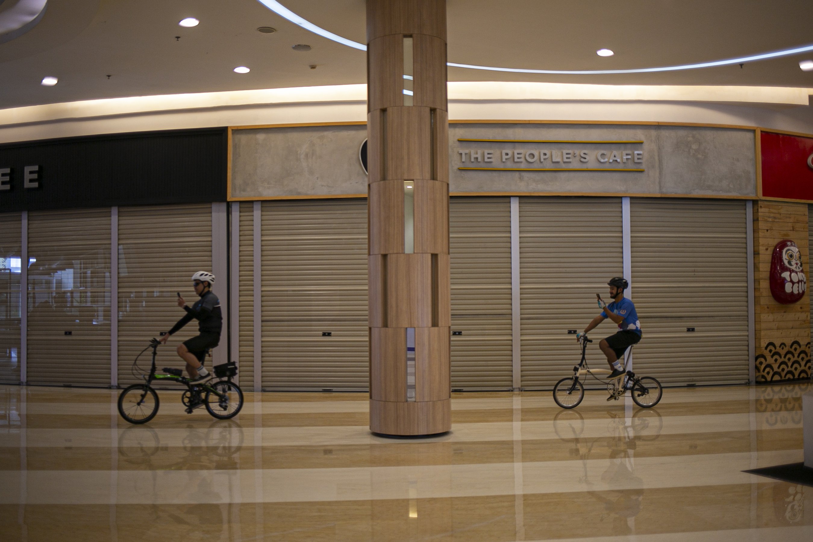 Warga mengayuh sepedanya di pusat perbelanjaan, Jakarta, Sabtu (5/12/2020). Selain untuk meningkatkan kebugaran dan imunitas tubuh di tengah pandemi COVID-19, kegiatan tersebut juga bertujuan untuk meningkatkan animo masyarakat berkunjung ke pusat perbelanjaan.